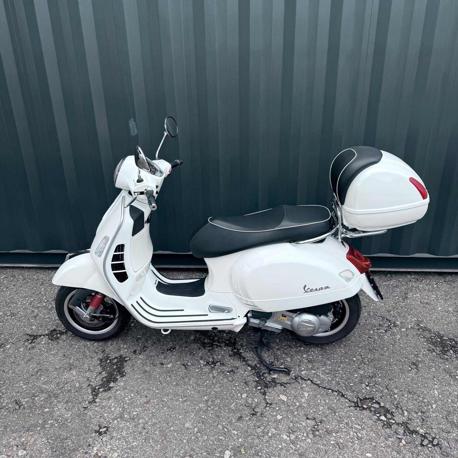 PIAGGIO Vespa GTS Super 300 i.e Sport-showroom-element-2