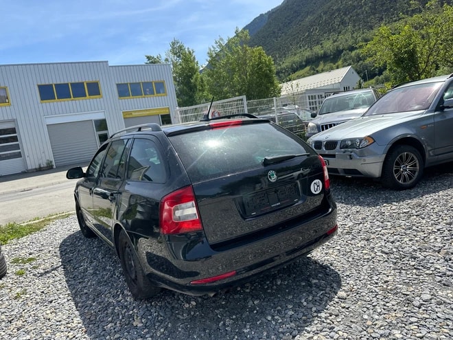 SKODA Octavia Combi 1.4 TSI Elegance DSG-image-8