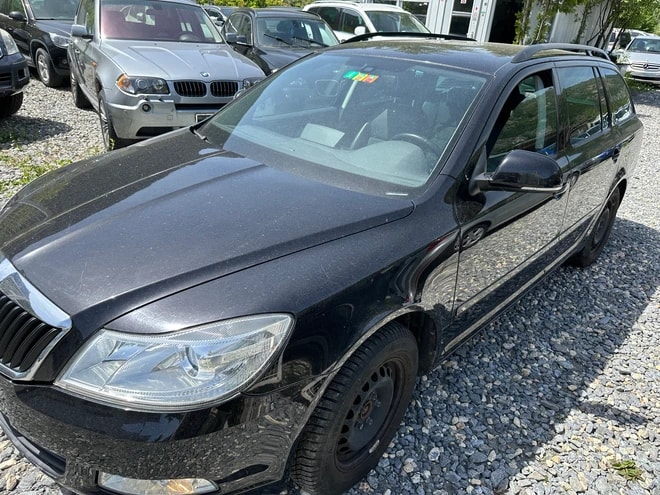 SKODA Octavia Combi 1.4 TSI Elegance DSG-image-2
