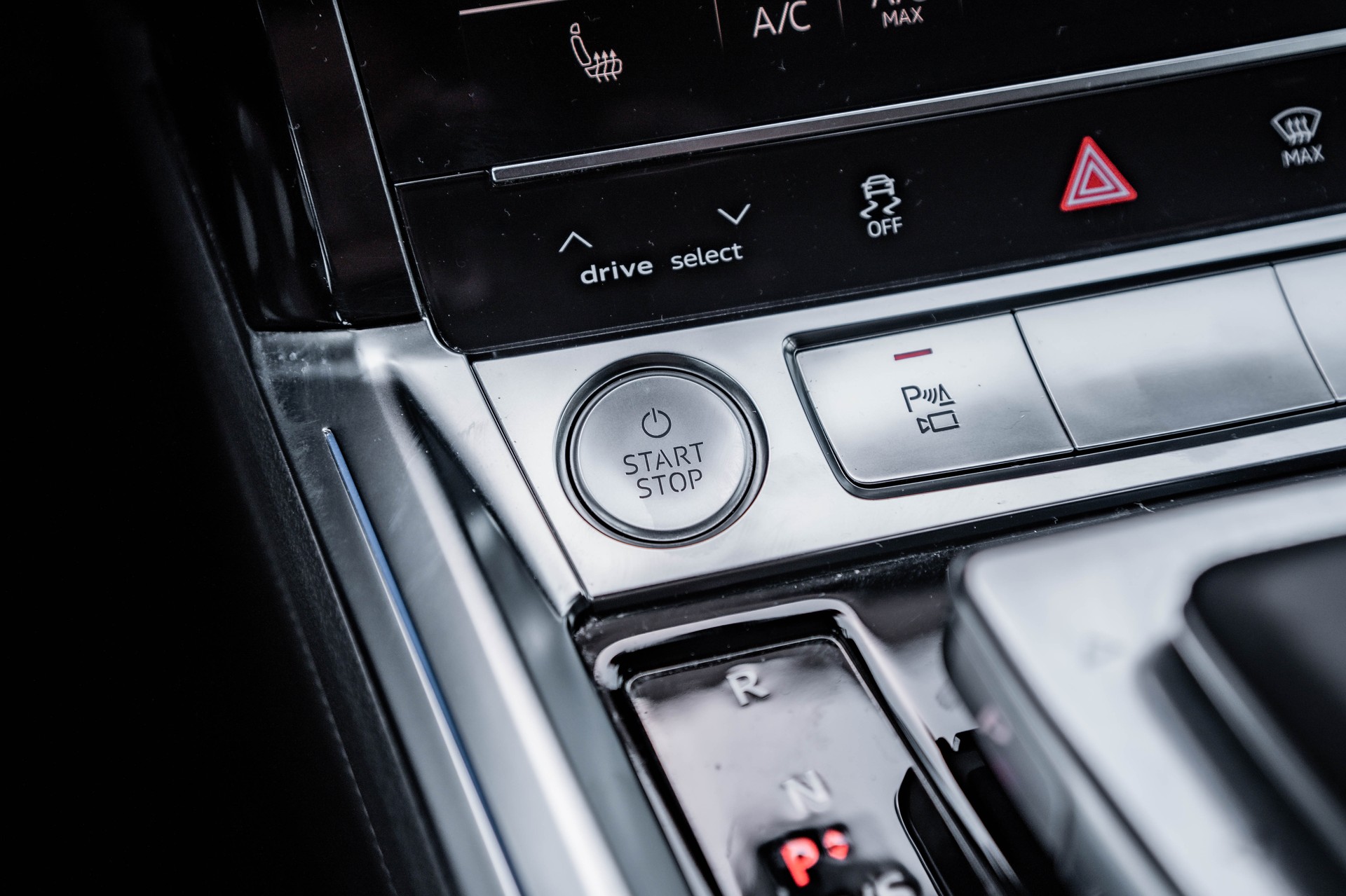 AUDI e-tron 55 Advanced quattro * FRISCH AB MFK * TRAUMHAFTE AUSSTATTUNG * SOH 91.4% *-image-18