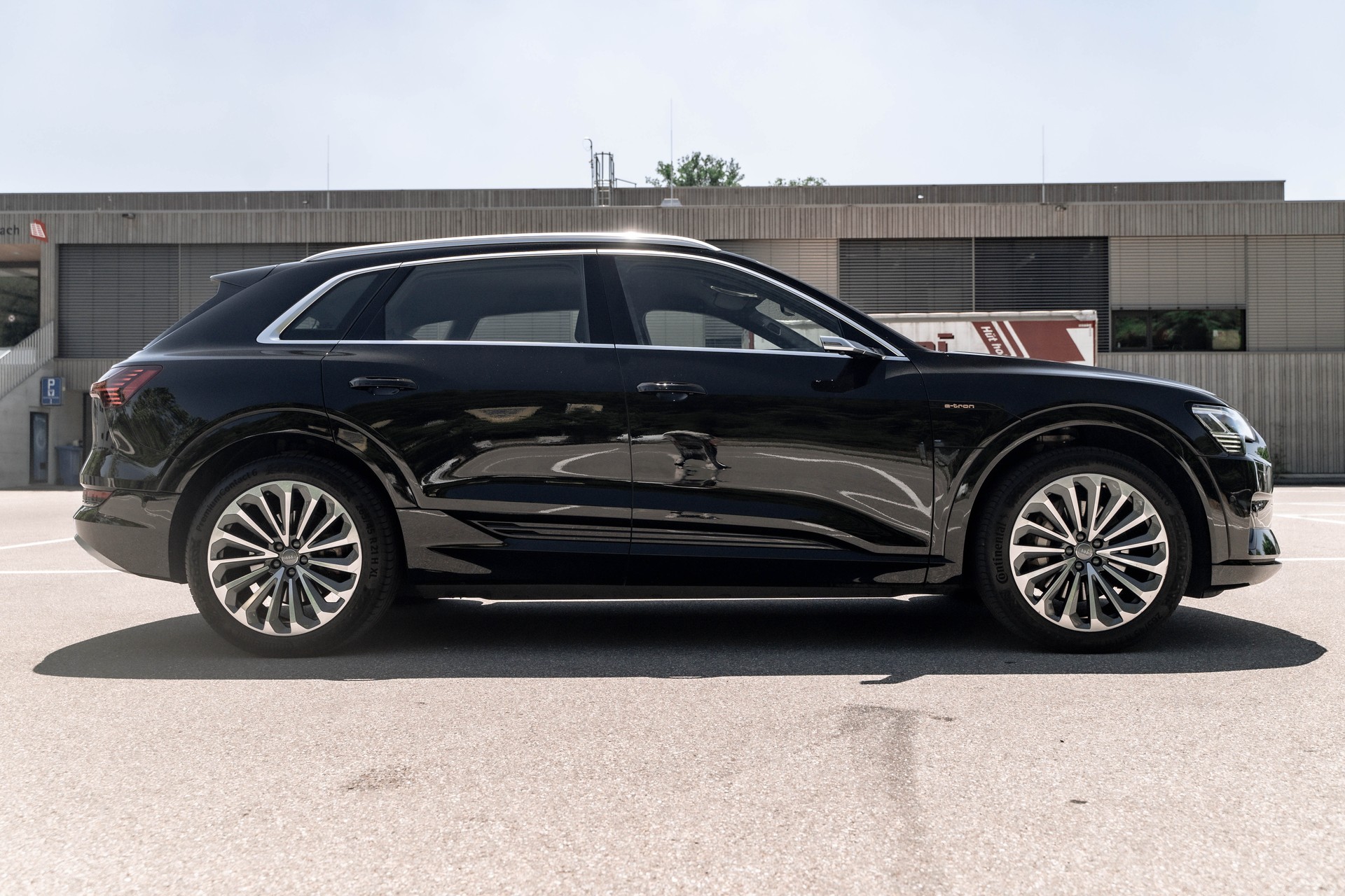 AUDI e-tron 55 Advanced quattro * FRISCH AB MFK * TRAUMHAFTE AUSSTATTUNG * SOH 91.4% *-image-3