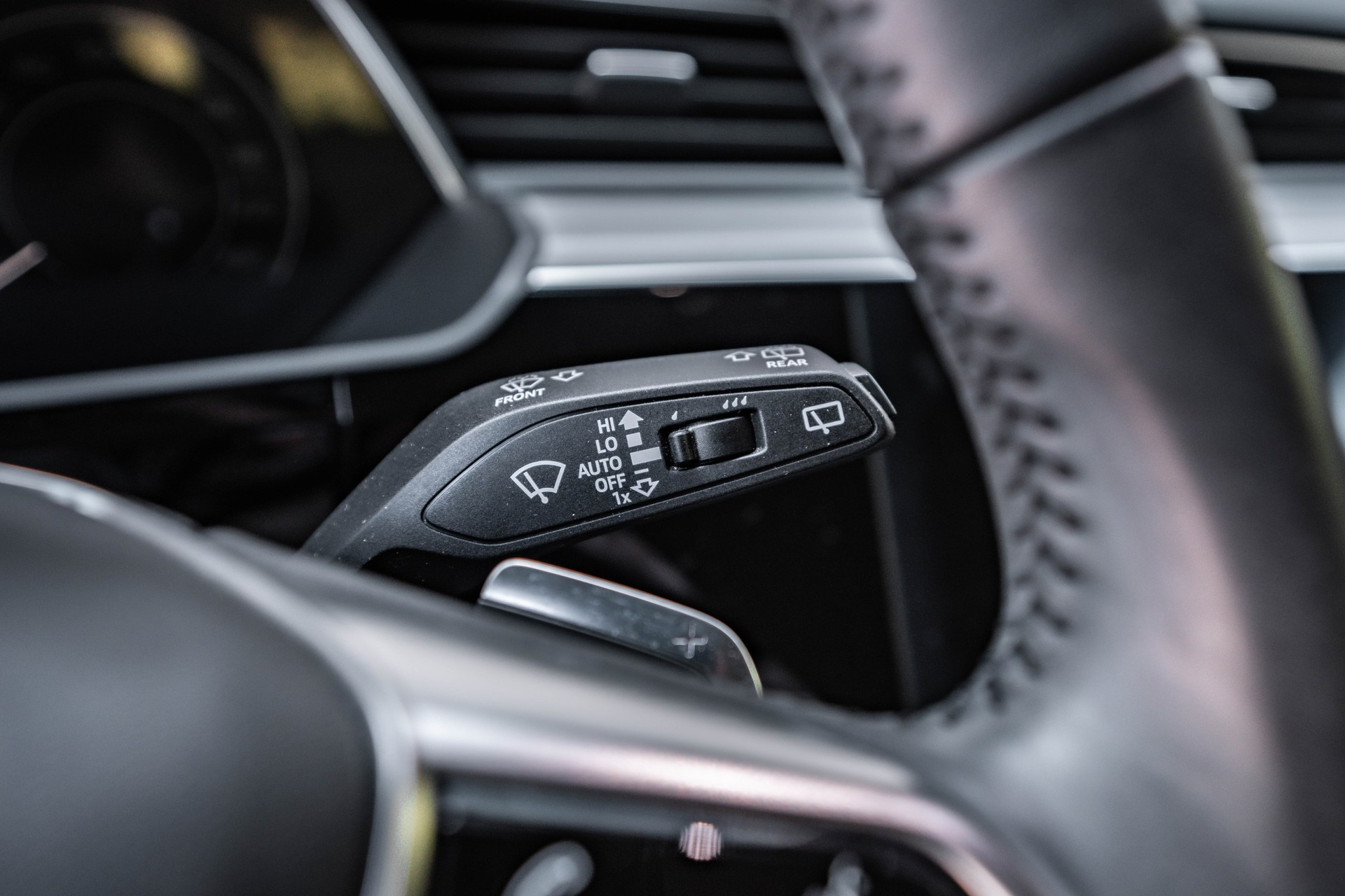 AUDI e-tron 55 Advanced quattro * FRISCH AB MFK * TRAUMHAFTE AUSSTATTUNG * SOH 91.4% *-image-15