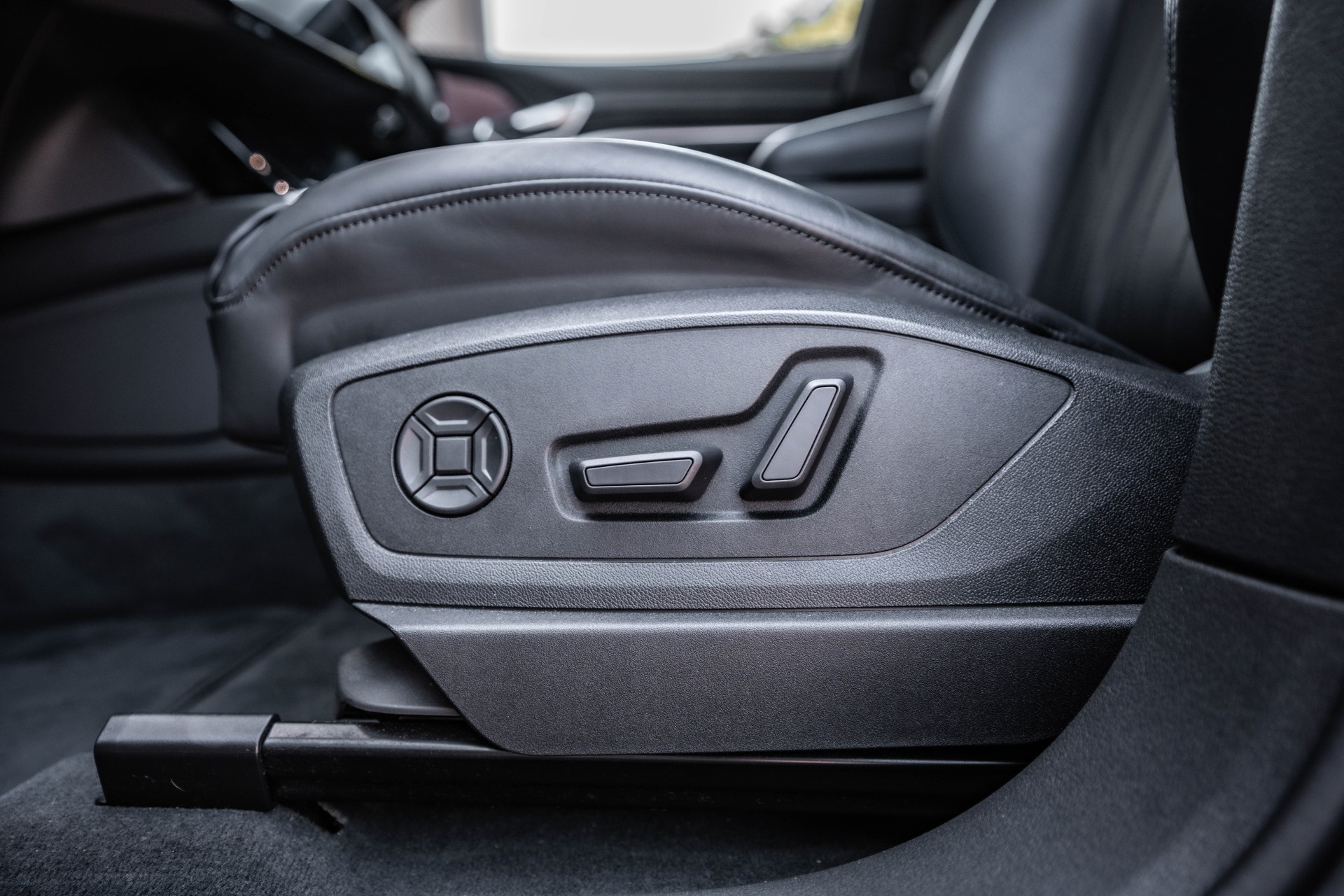 AUDI e-tron 55 Advanced quattro * FRISCH AB MFK * TRAUMHAFTE AUSSTATTUNG * SOH 91.4% *-image-20