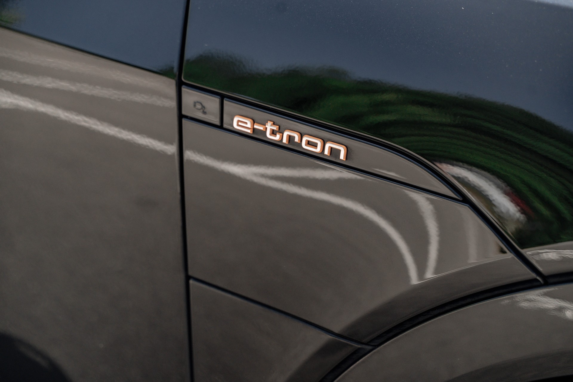 AUDI e-tron 55 Advanced quattro * FRISCH AB MFK * TRAUMHAFTE AUSSTATTUNG * SOH 91.4% *-image-9