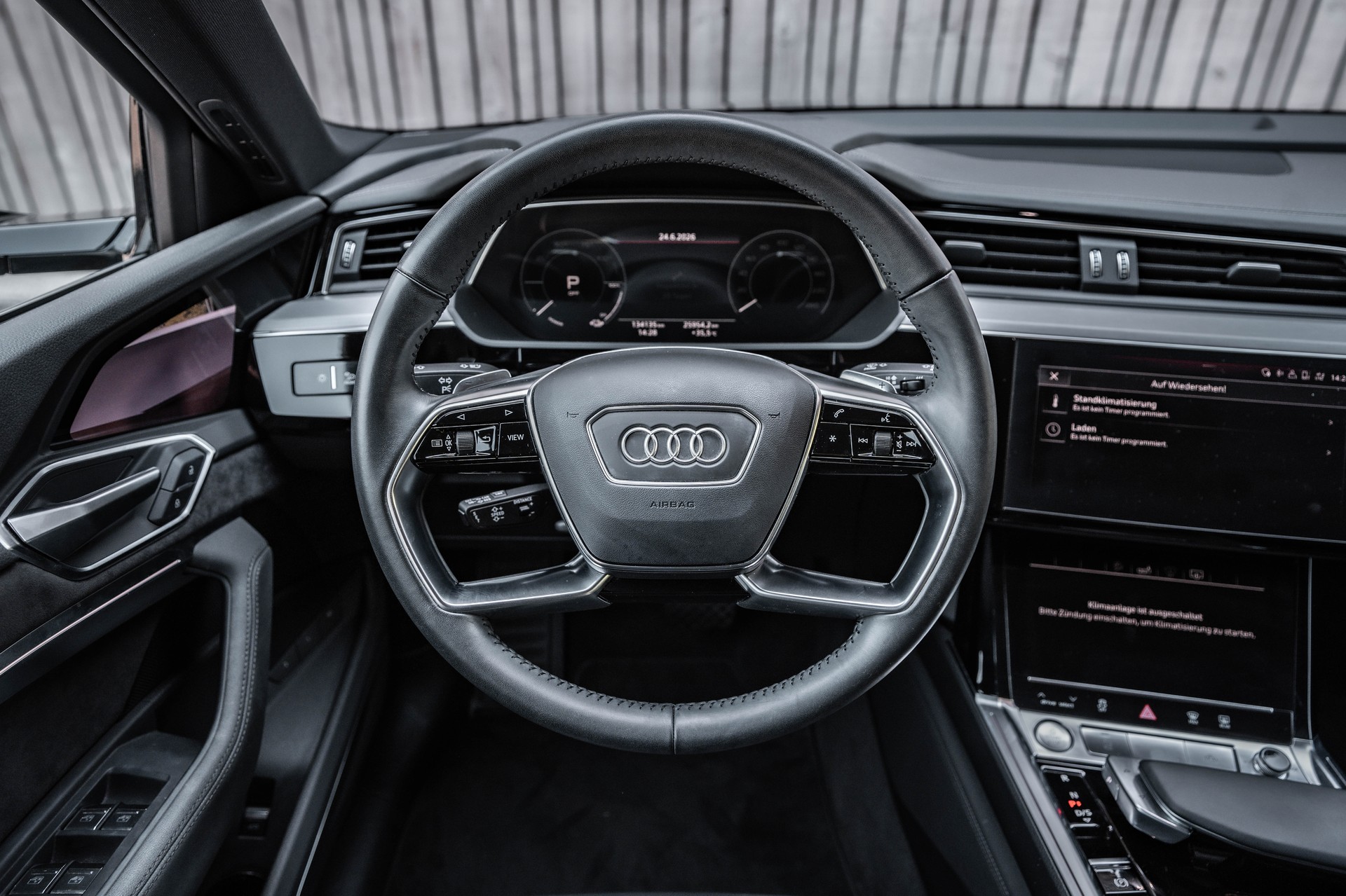 AUDI e-tron 55 Advanced quattro * FRISCH AB MFK * TRAUMHAFTE AUSSTATTUNG * SOH 91.4% *-image-12