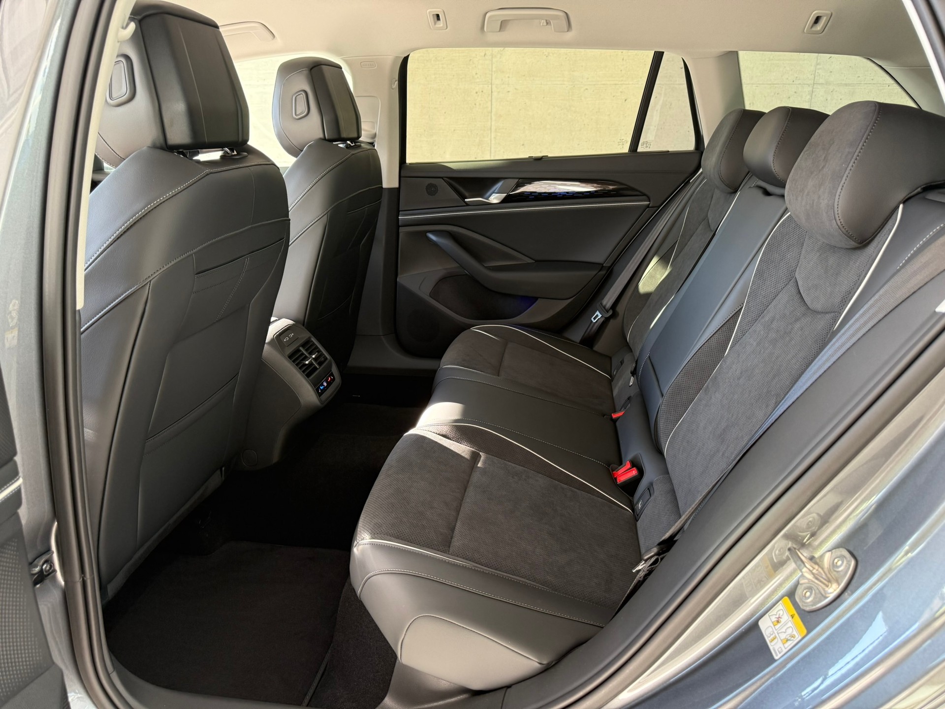 VW Passat Variant 1.5 eTSI evo2 Business DSG-image-9