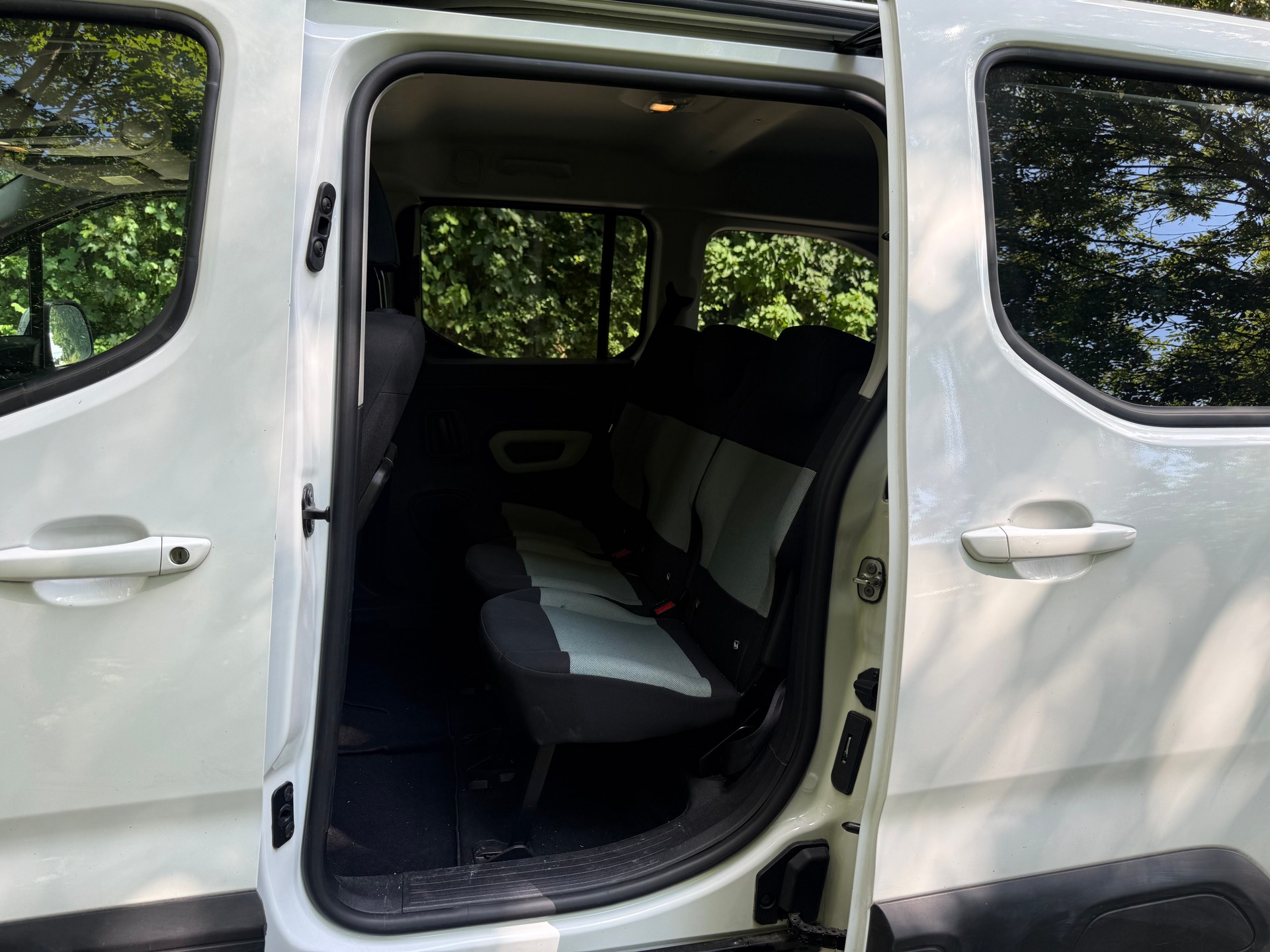 CITROEN Berlingo XL 1.2i PureTech Feel Pack EAT8-image-6