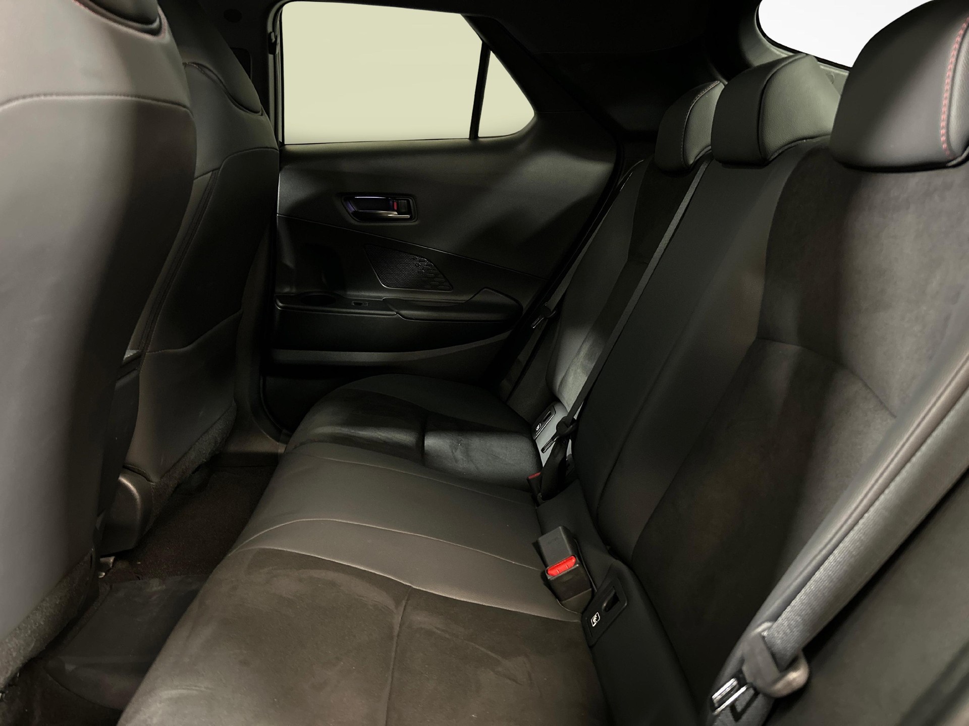 TOYOTA C-HR 2.0 PHEV GR Sport-image-4
