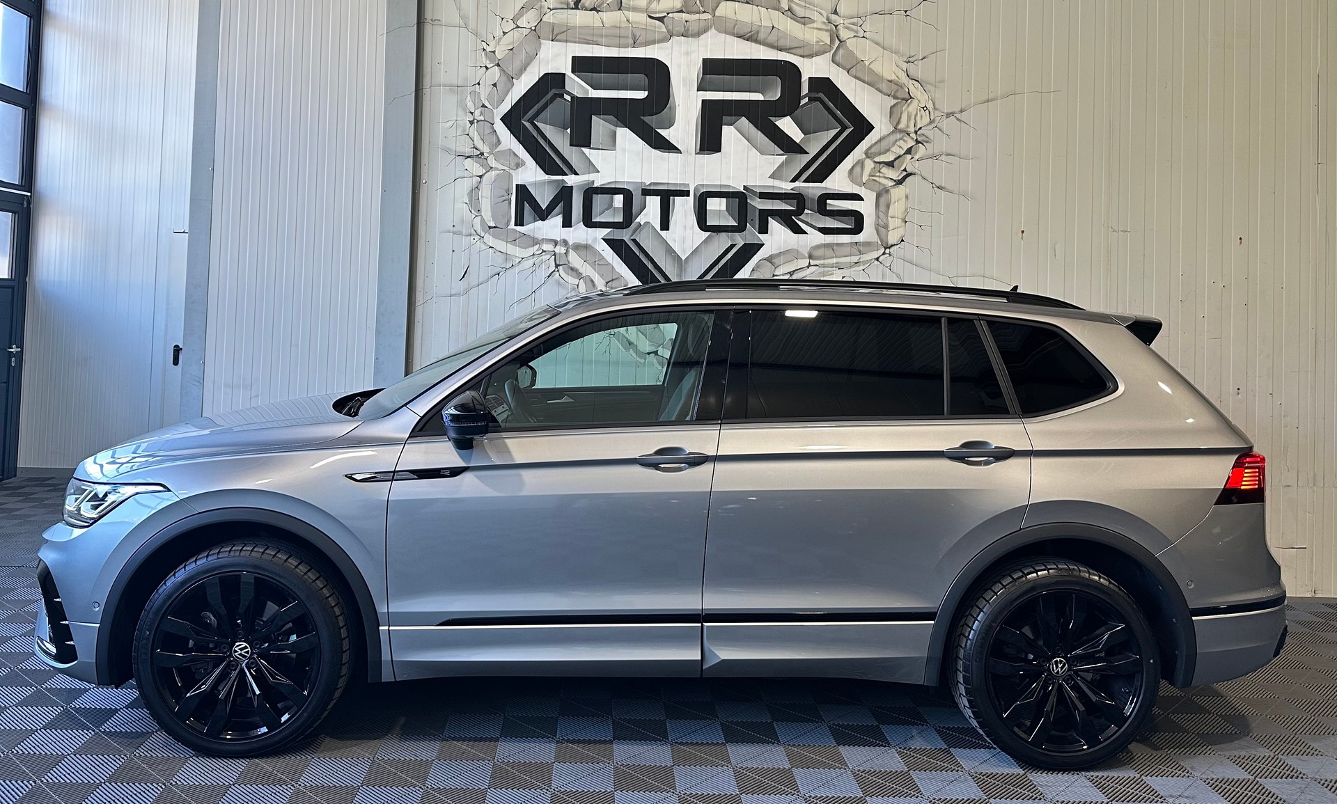VW Tiguan Allspace 2.0TSI R-Line 4Motion DSG-image-2