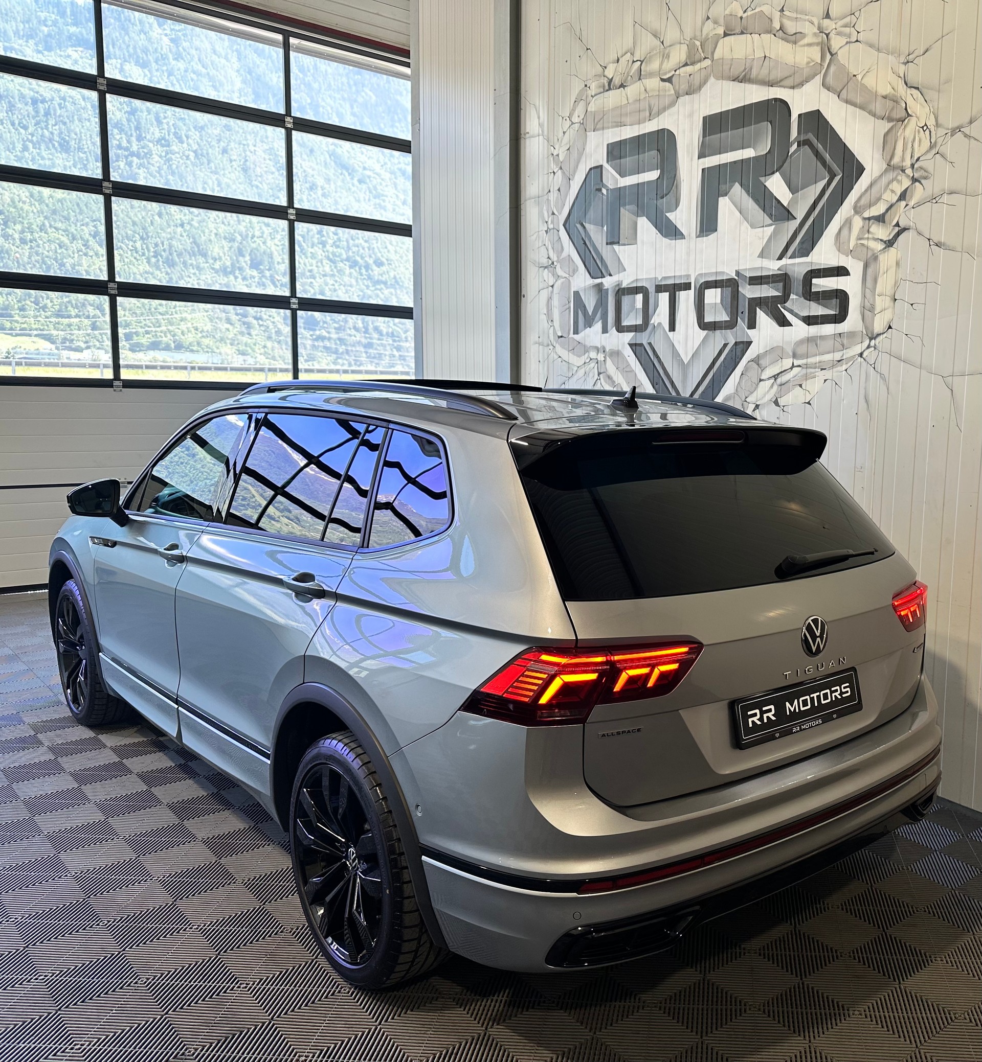 VW Tiguan Allspace 2.0TSI R-Line 4Motion DSG-image-3