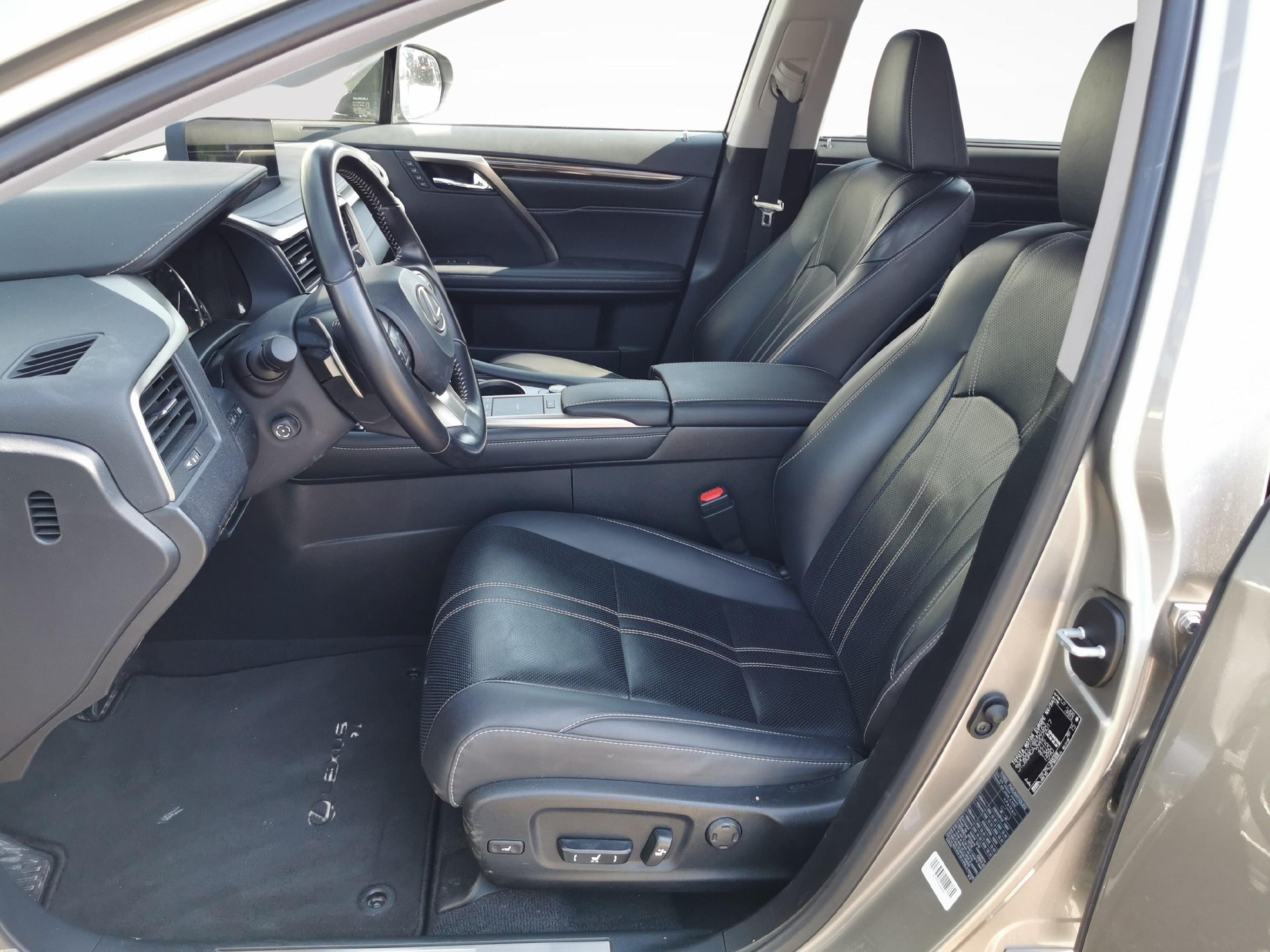 LEXUS RX 450h Excellence-showroom-element-1