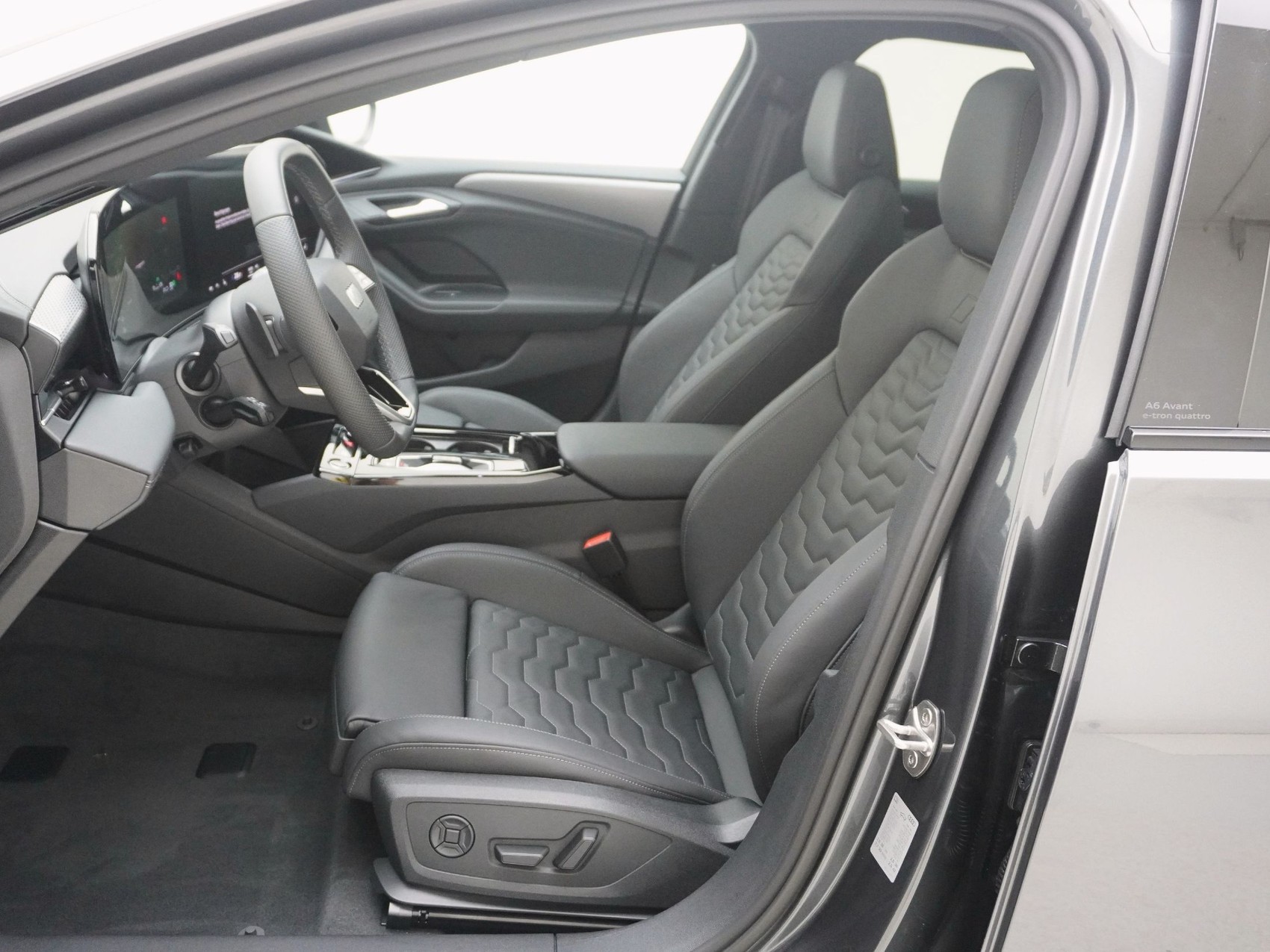 AUDI A6 e-tron Avant quattro S line-image-12