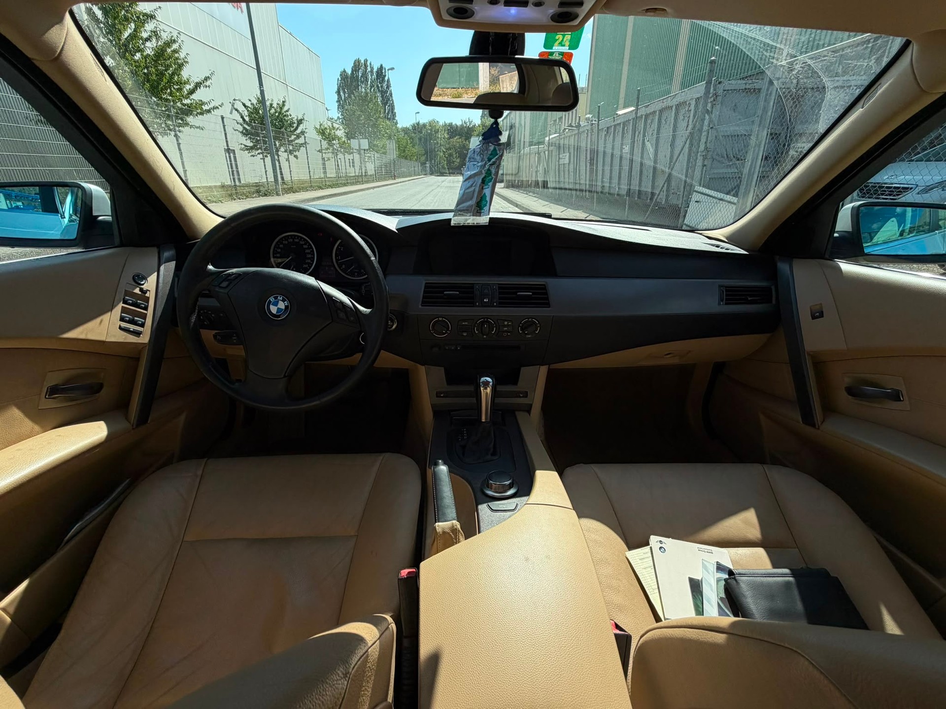 BMW 525xi-image-8