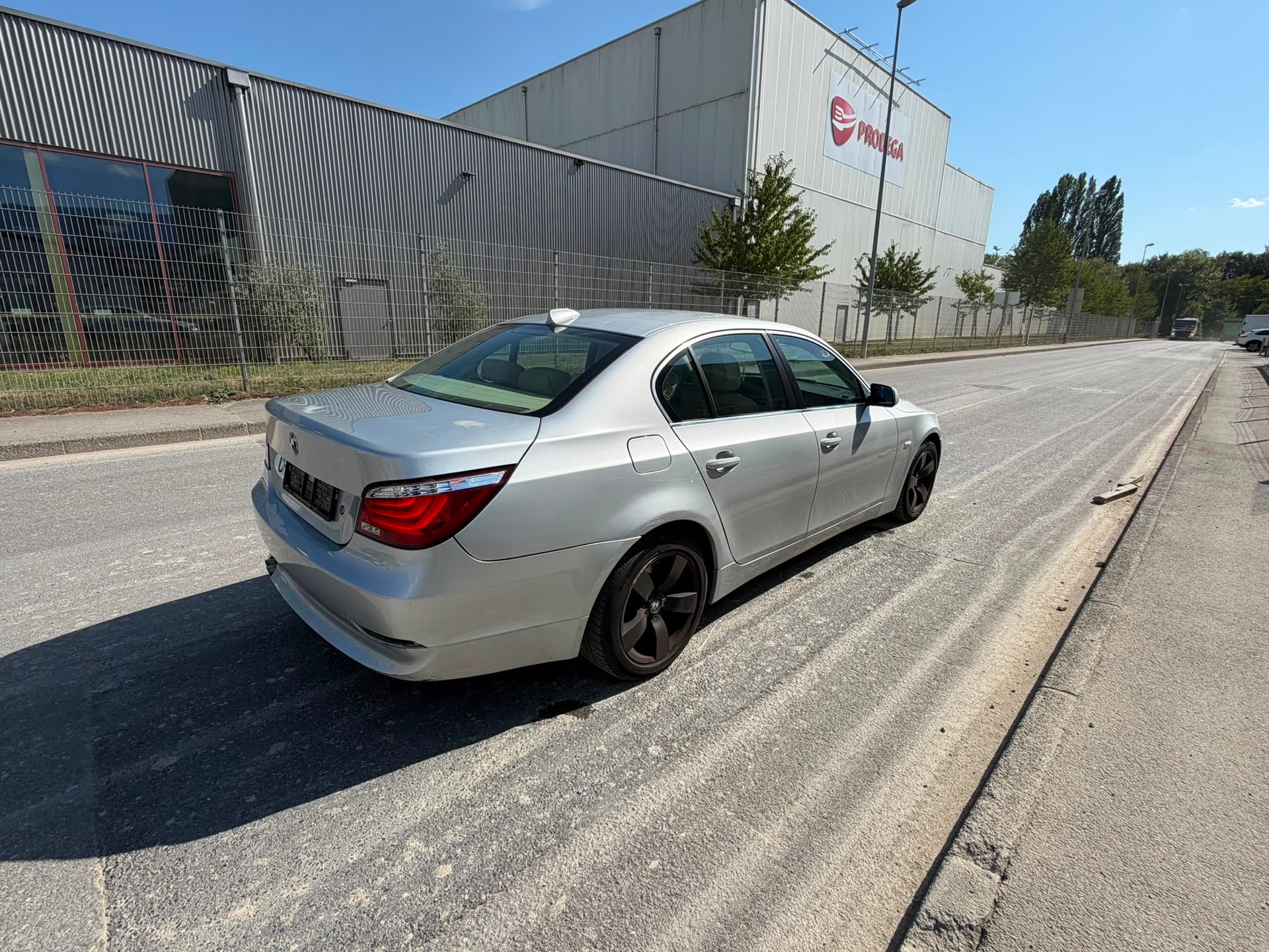 BMW 525xi-image-6