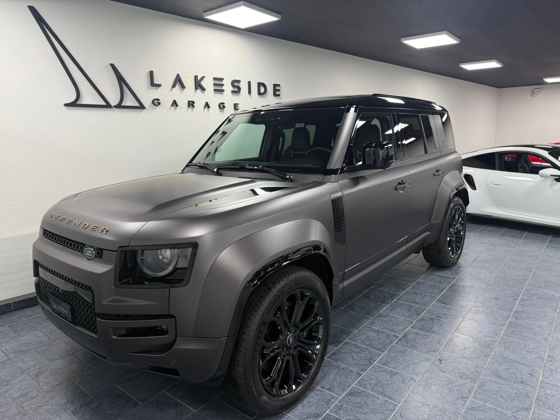 LAND ROVER Defender 110 635 V8 4.4 Octa AT8-image-0