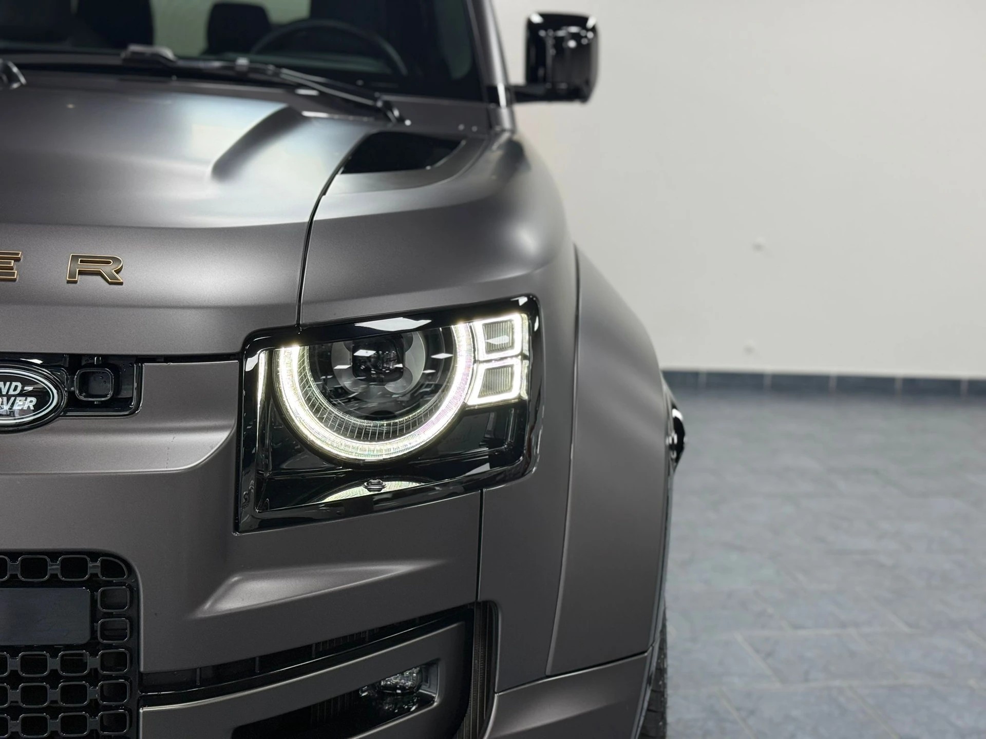 LAND ROVER Defender 110 635 V8 4.4 Octa AT8-image-8