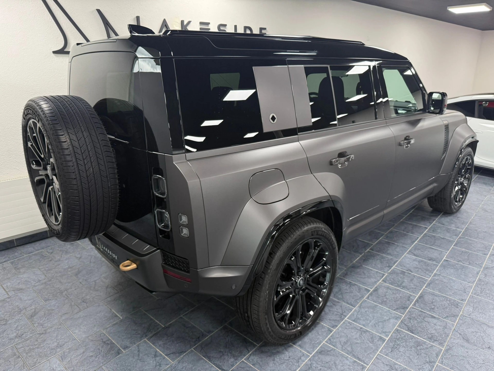 LAND ROVER Defender 110 635 V8 4.4 Octa AT8-image-3