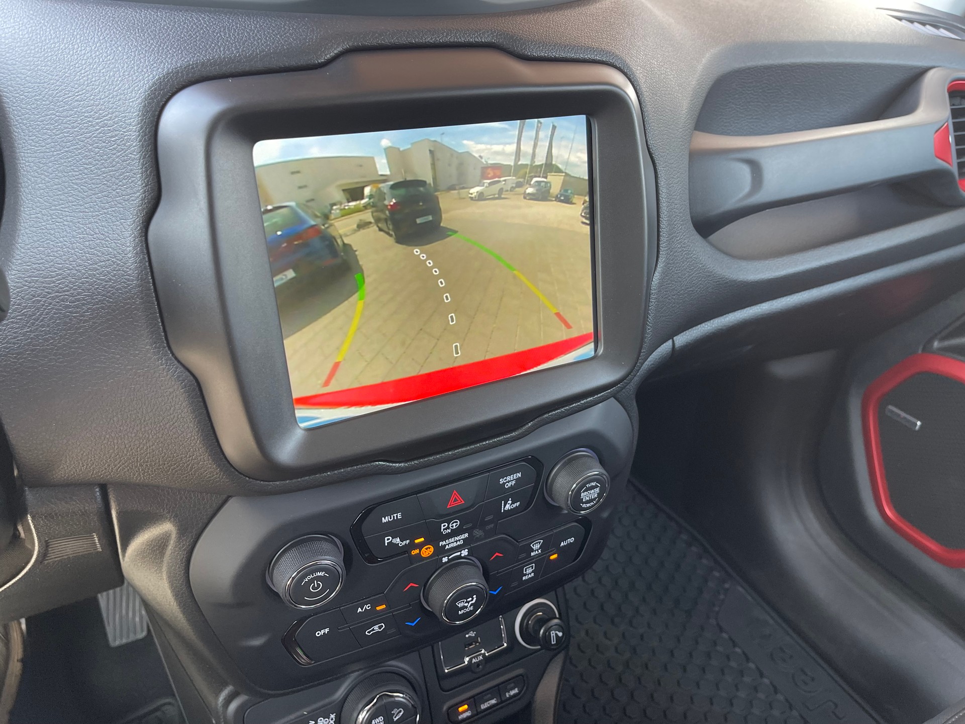 JEEP Renegade 1.3 T PHEV Trailhawk AWD-image-13