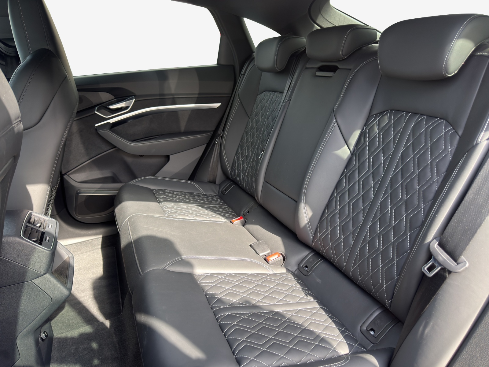 AUDI e-tron 55 Sportback S Line quattro-image-11