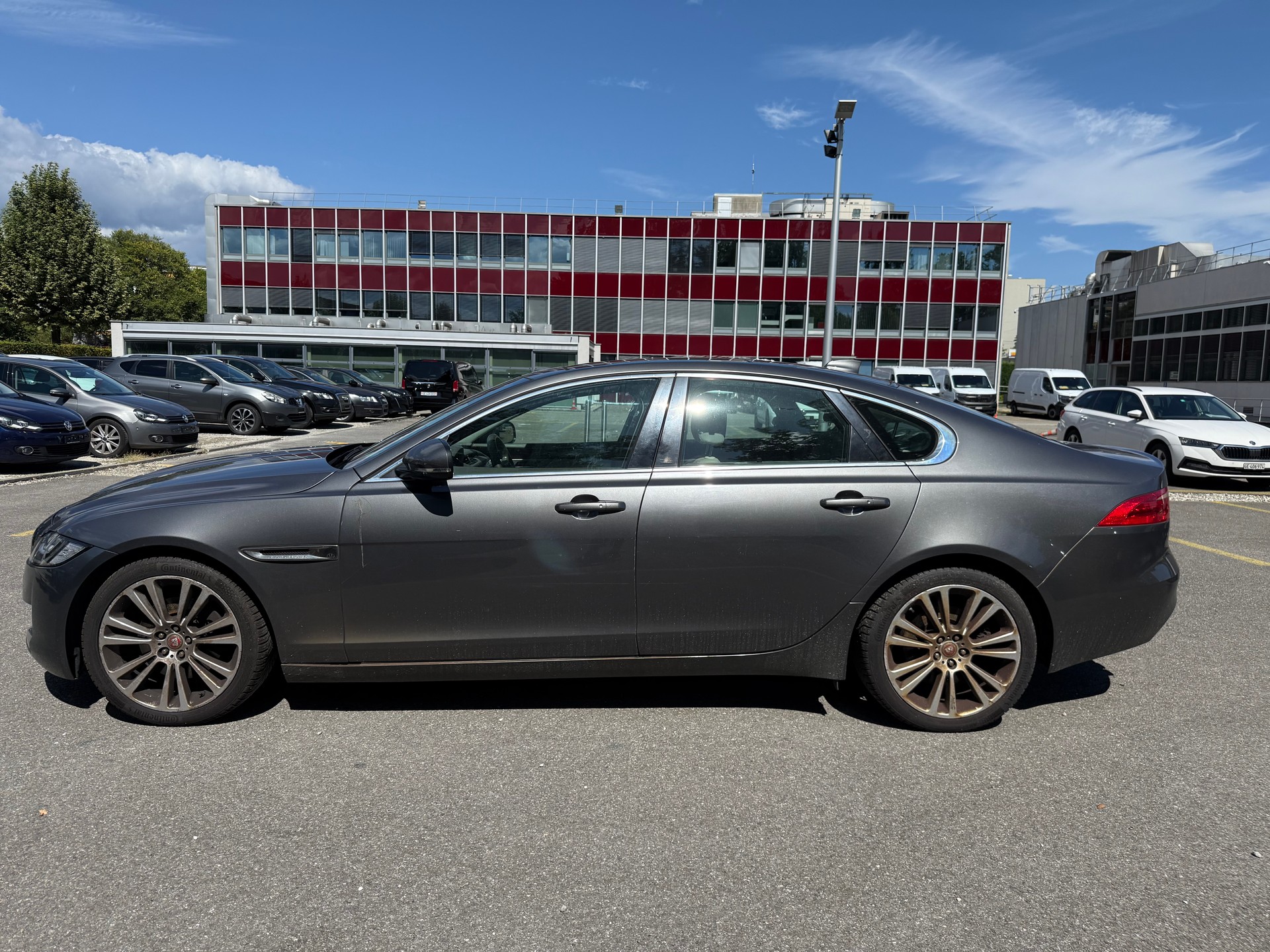 JAGUAR XF 20d R-Sport Automatic-image-1