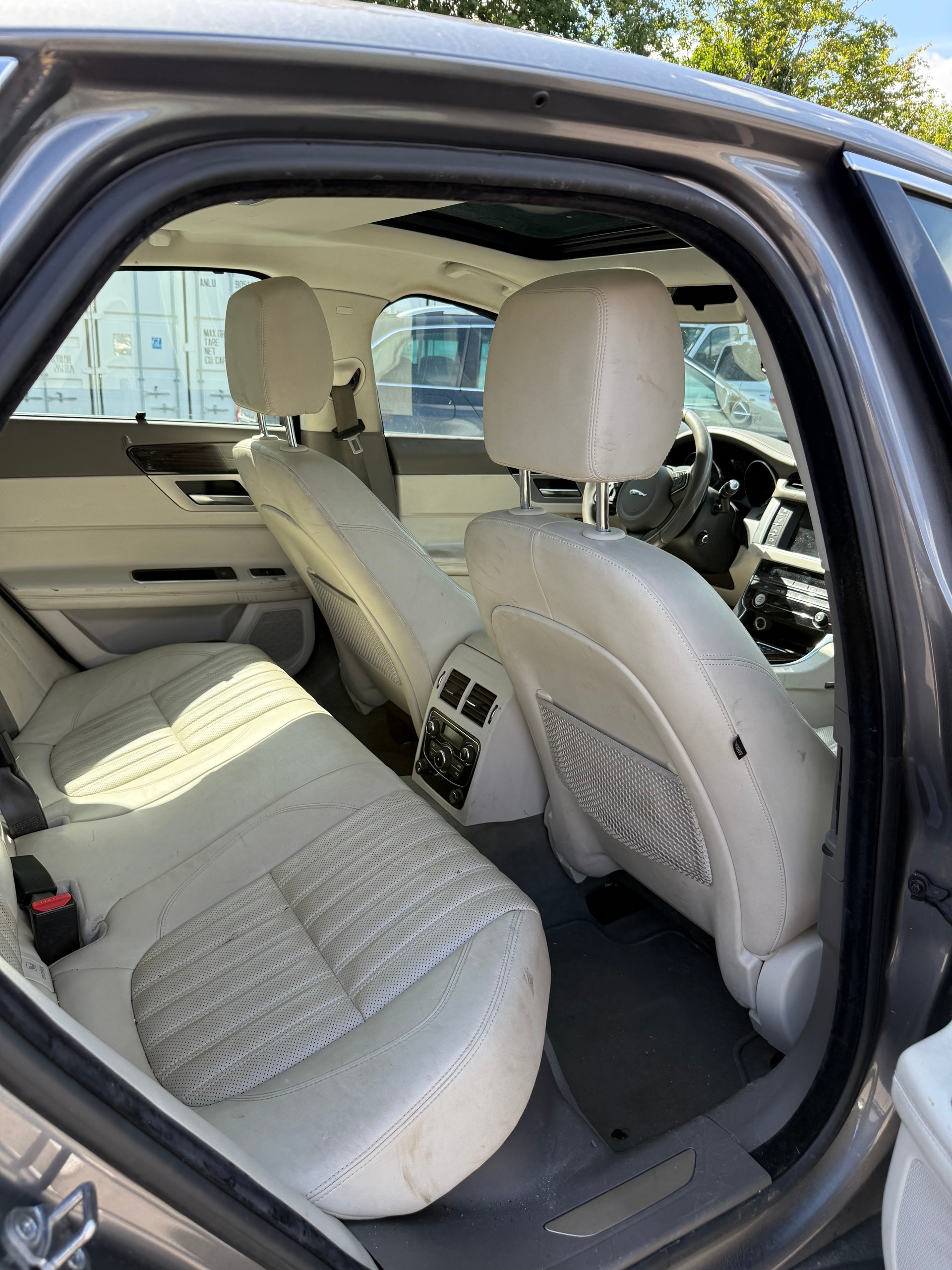 JAGUAR XF 20d R-Sport Automatic-image-6