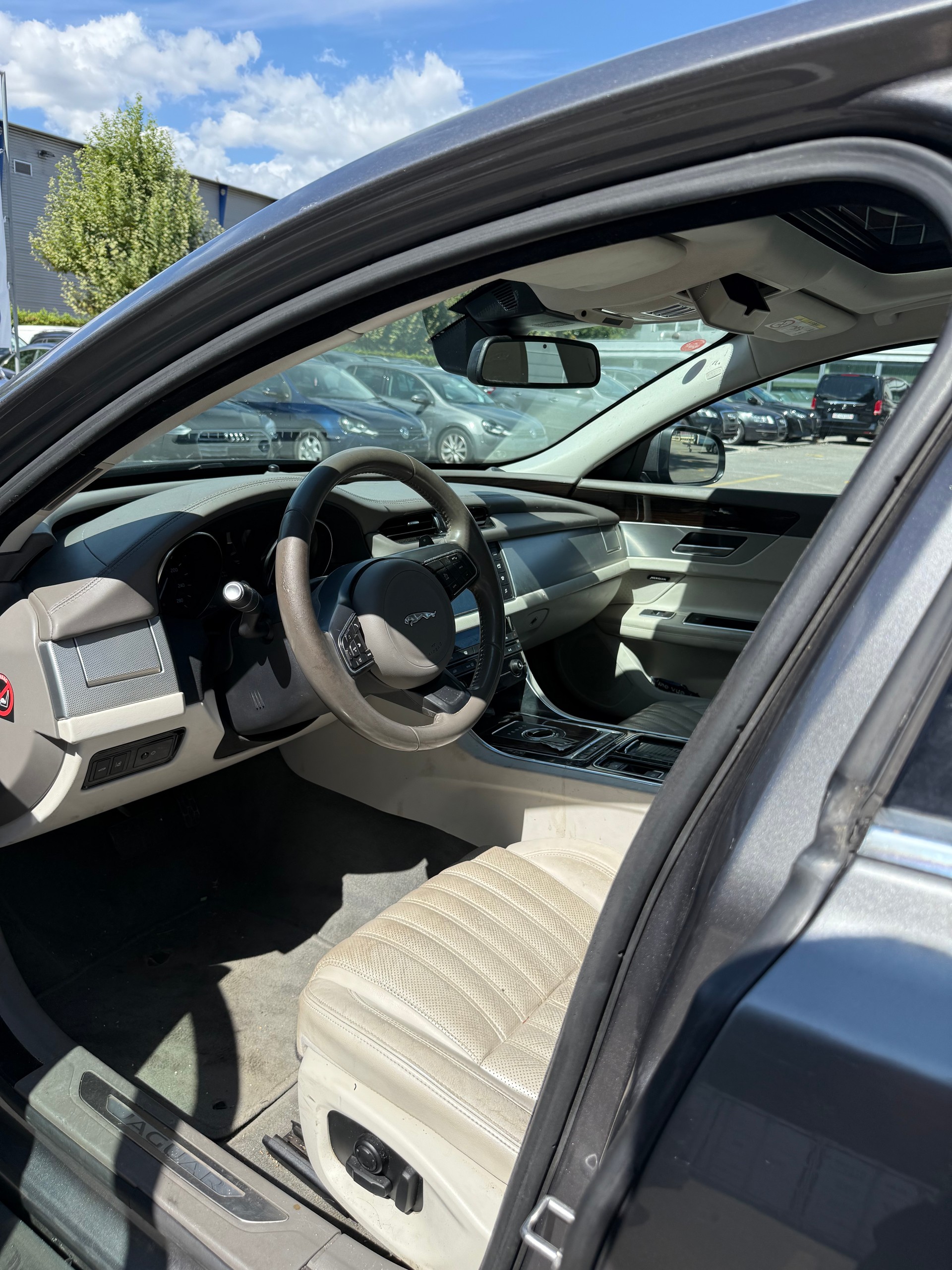 JAGUAR XF 20d R-Sport Automatic-image-9