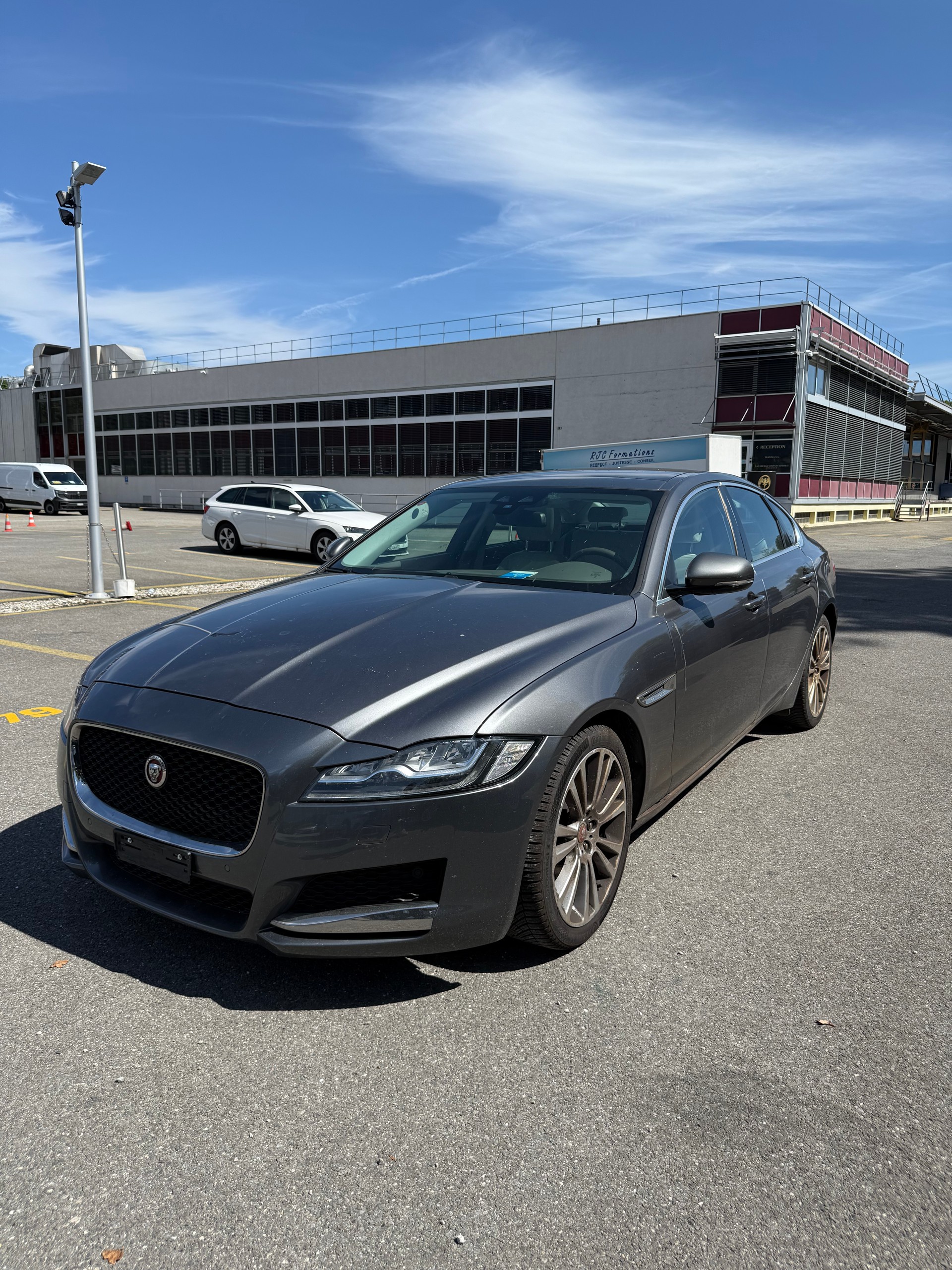 JAGUAR XF 20d R-Sport Automatic-image-0