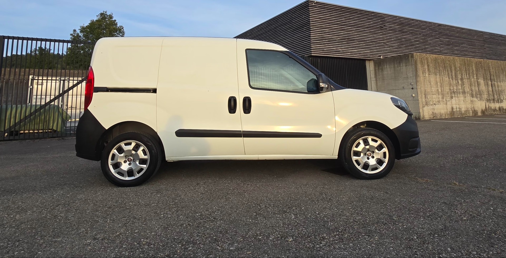 FIAT Doblò 1.4 MPI Cargo Easy Pro /// FRISCH AB MFK SERVICE INKL. Zahnriemen /// 8Fach Bereift ///3 Sitze///-image-6