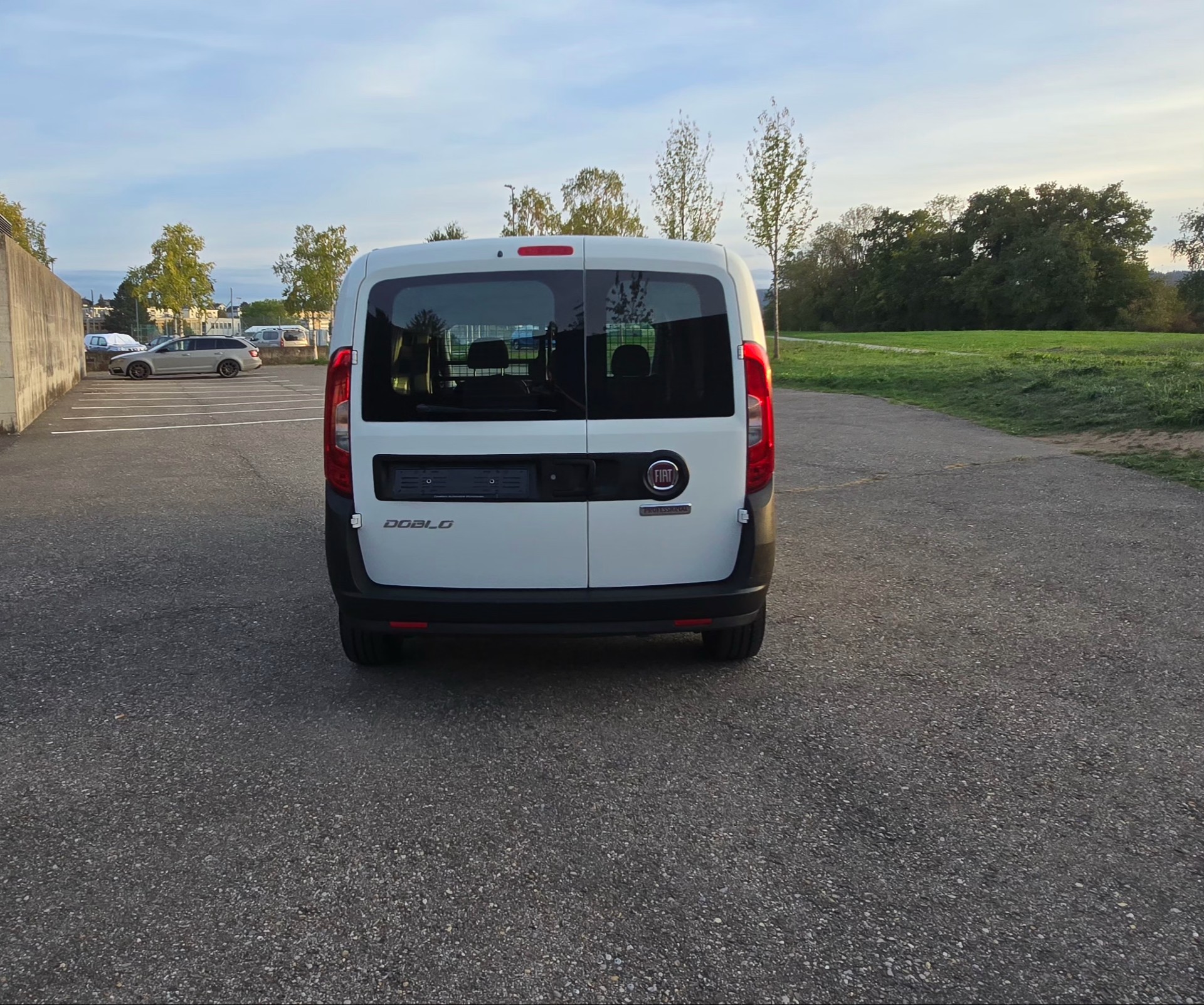 FIAT Doblò 1.4 MPI Cargo Easy Pro /// FRISCH AB MFK SERVICE INKL. Zahnriemen /// 8Fach Bereift ///3 Sitze///-image-5