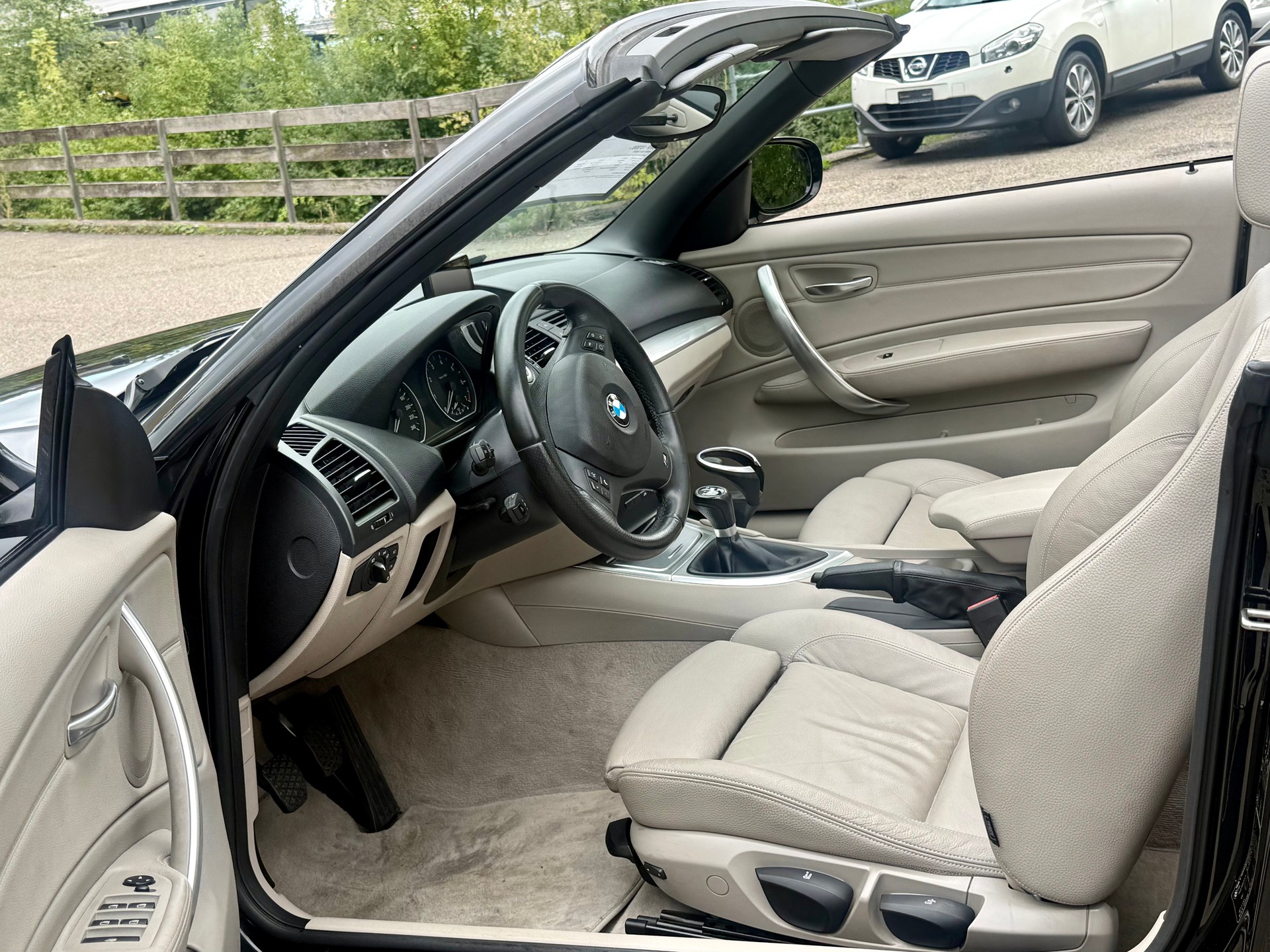 BMW 118i Cabrio-image-10