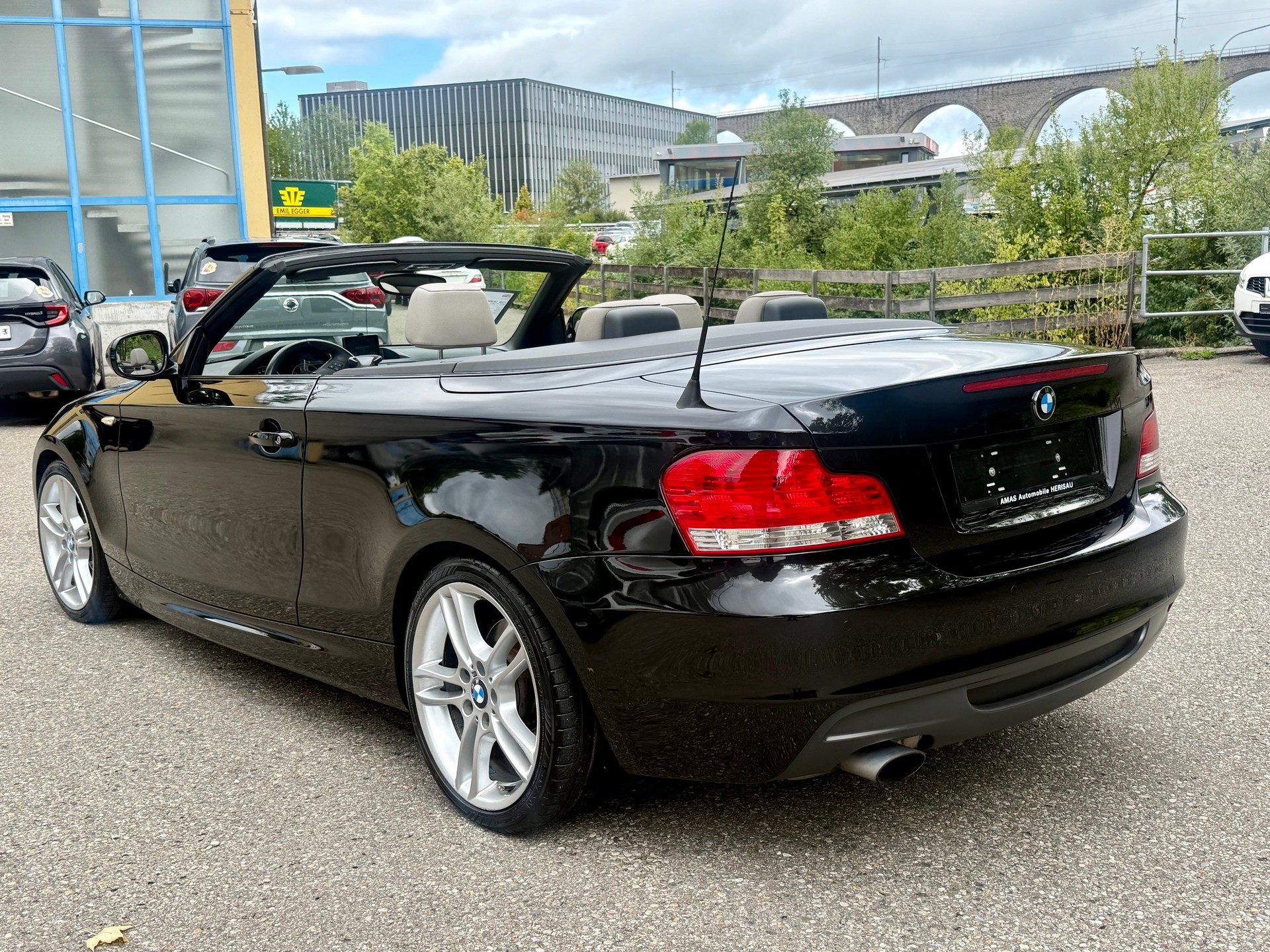 BMW 118i Cabrio-image-3