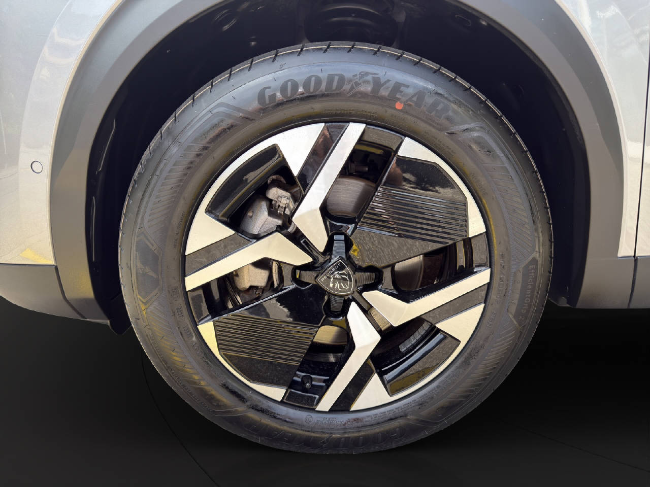 PEUGEOT 2008 1.2 Hybrid 145 PS GT-image-3