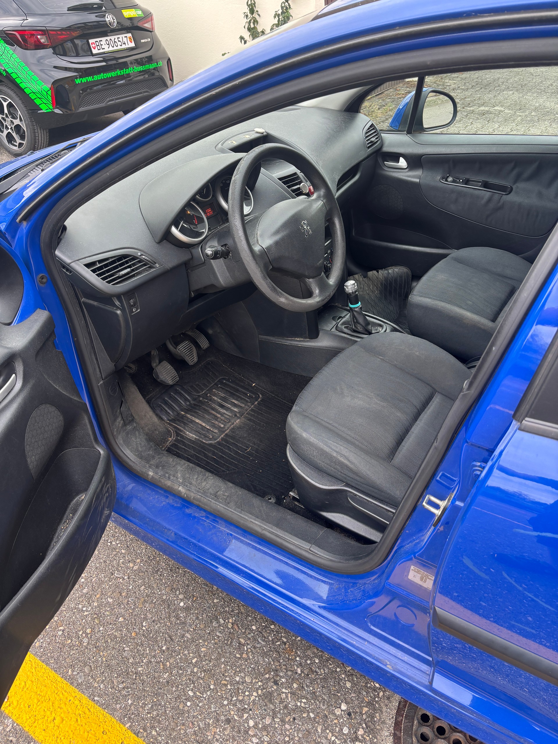 PEUGEOT 207 1.4 Urban-image-9
