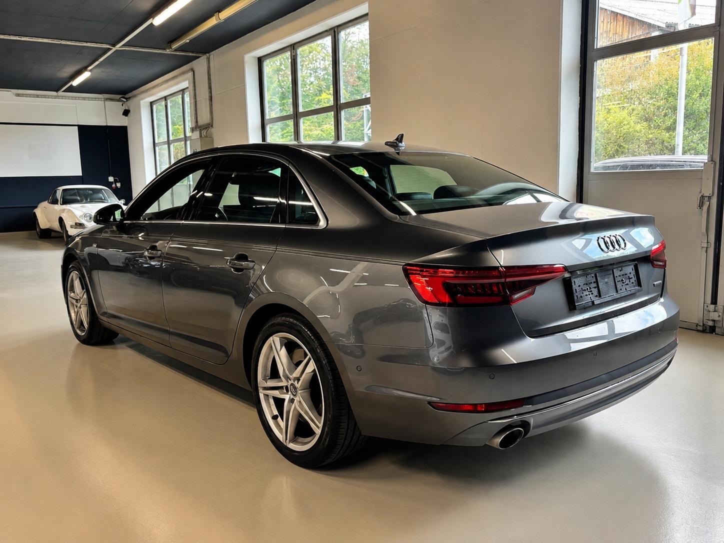 AUDI A4 Limousine 2.0 TFSI Design quattro S-tronic-image-8