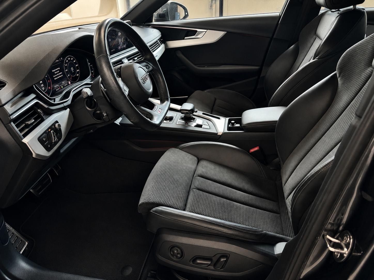 AUDI A4 Limousine 2.0 TFSI Design quattro S-tronic-image-12