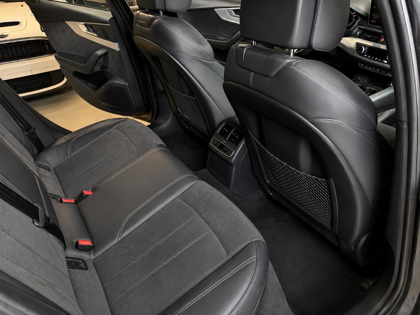 AUDI A4 Limousine 2.0 TFSI Design quattro S-tronic-image-15