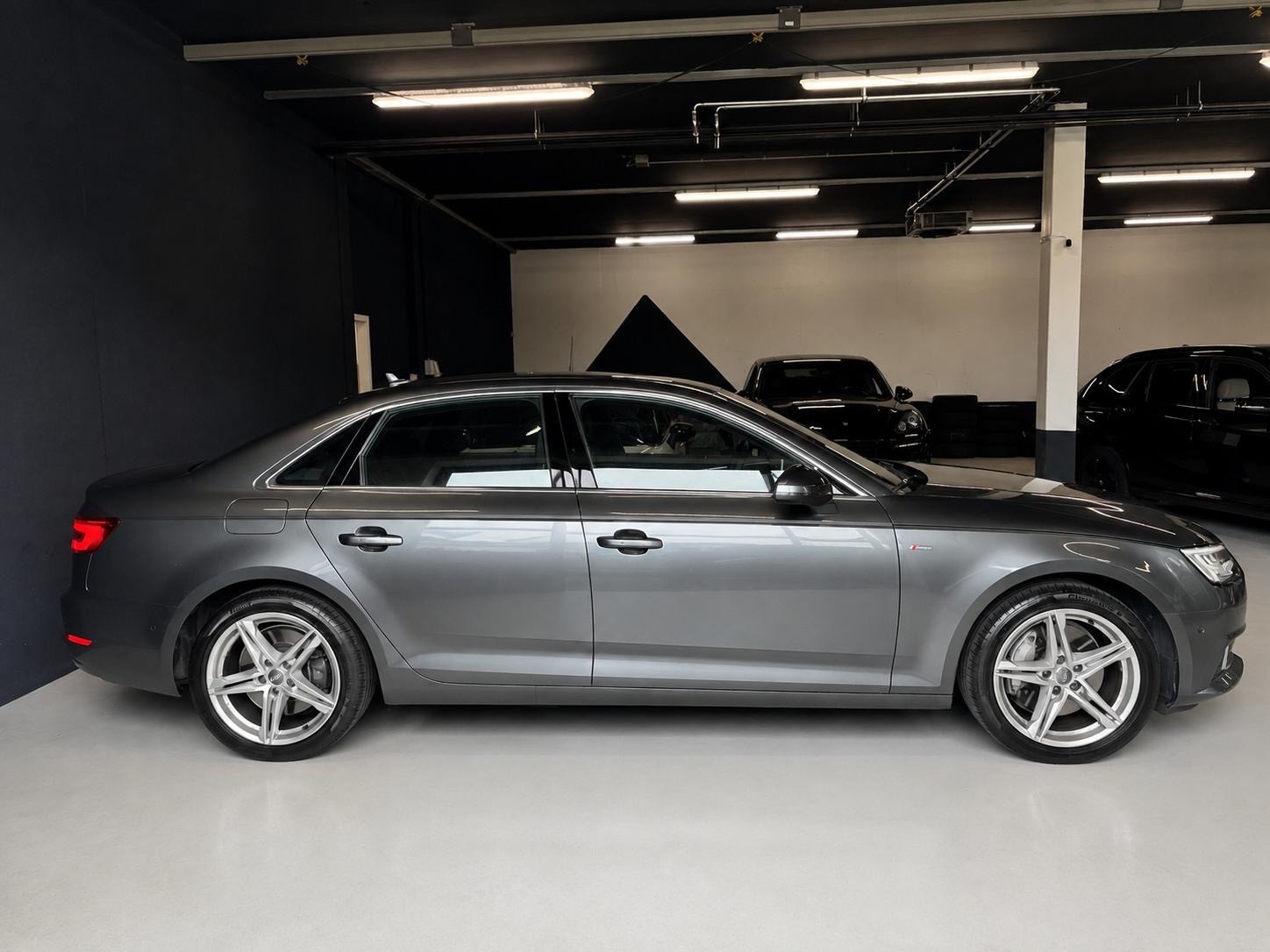 AUDI A4 Limousine 2.0 TFSI Design quattro S-tronic-image-6