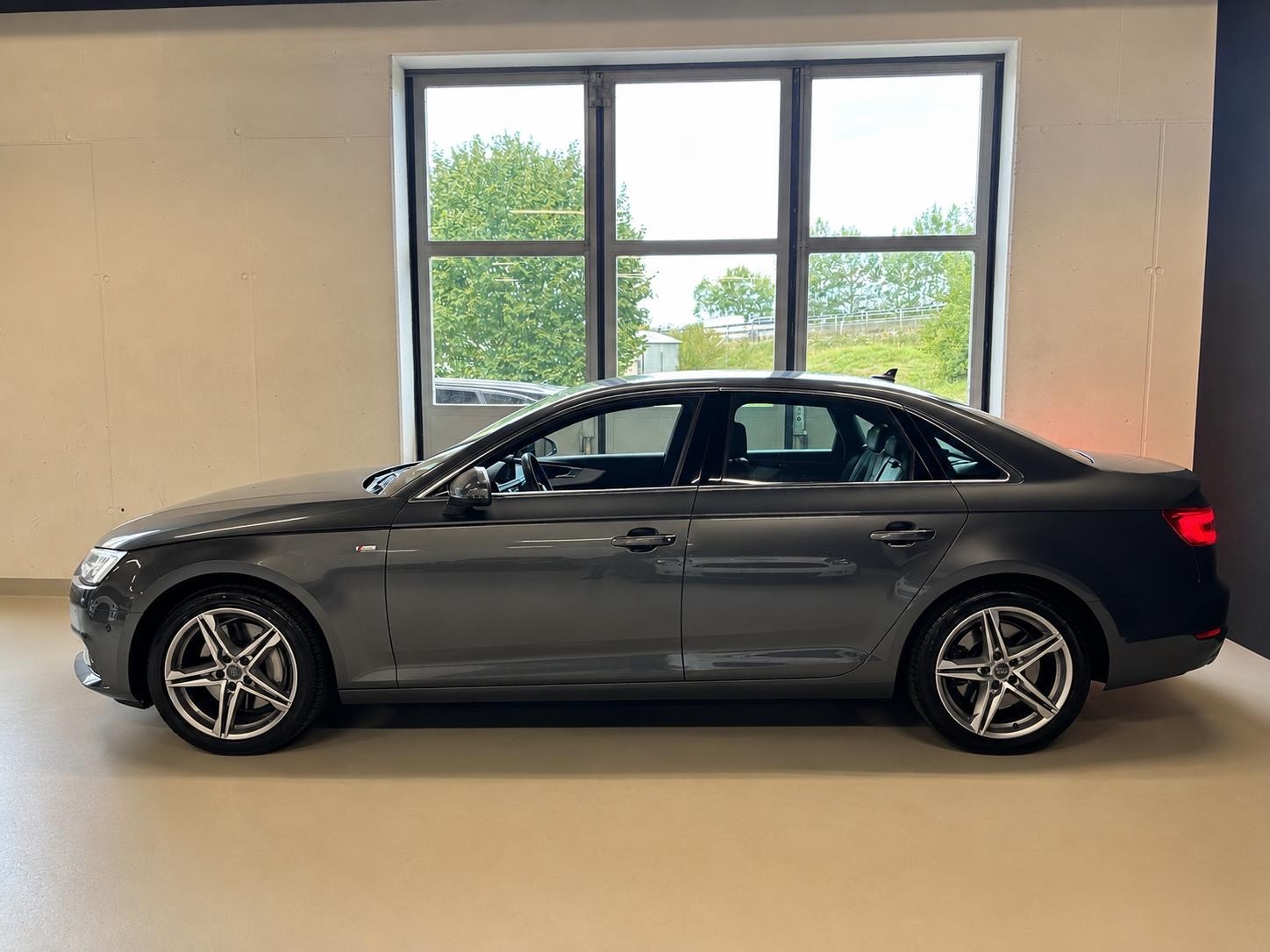 AUDI A4 Limousine 2.0 TFSI Design quattro S-tronic-image-7