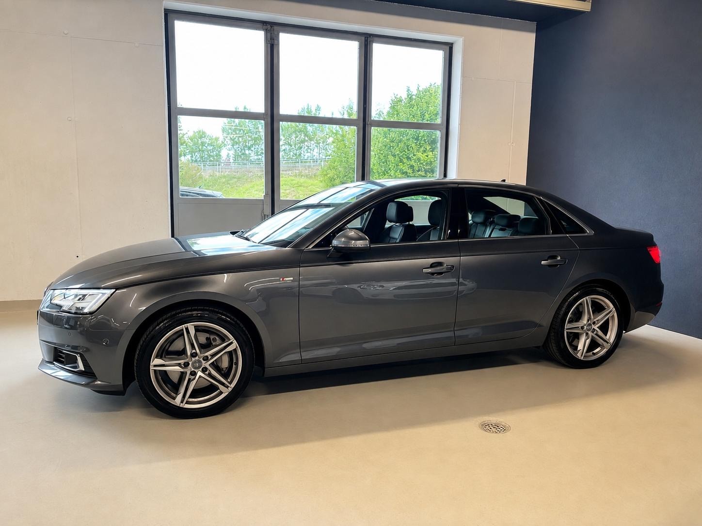 AUDI A4 Limousine 2.0 TFSI Design quattro S-tronic-image-5