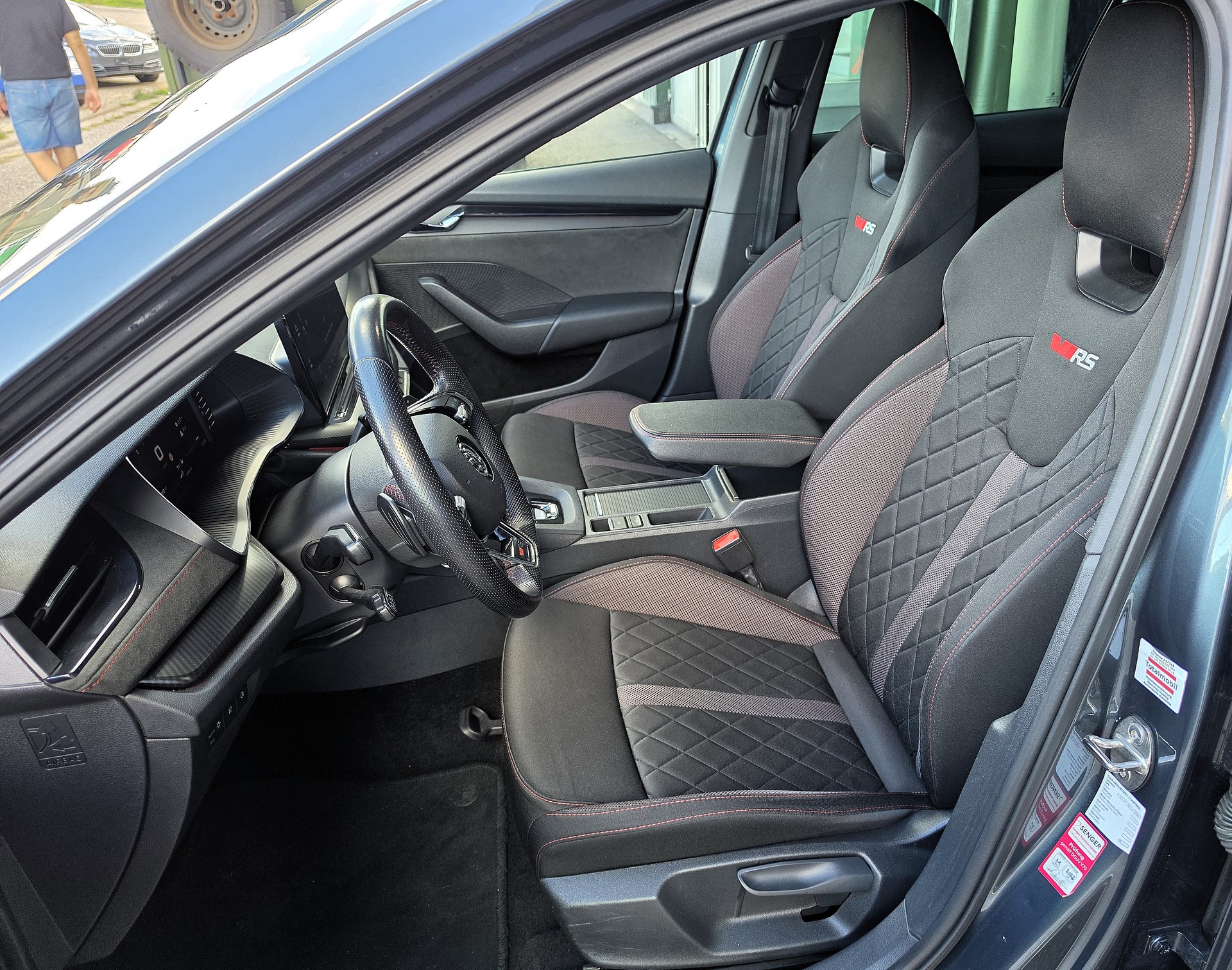 SKODA Octavia Combi 2.0 TDI DSG RS-image-10