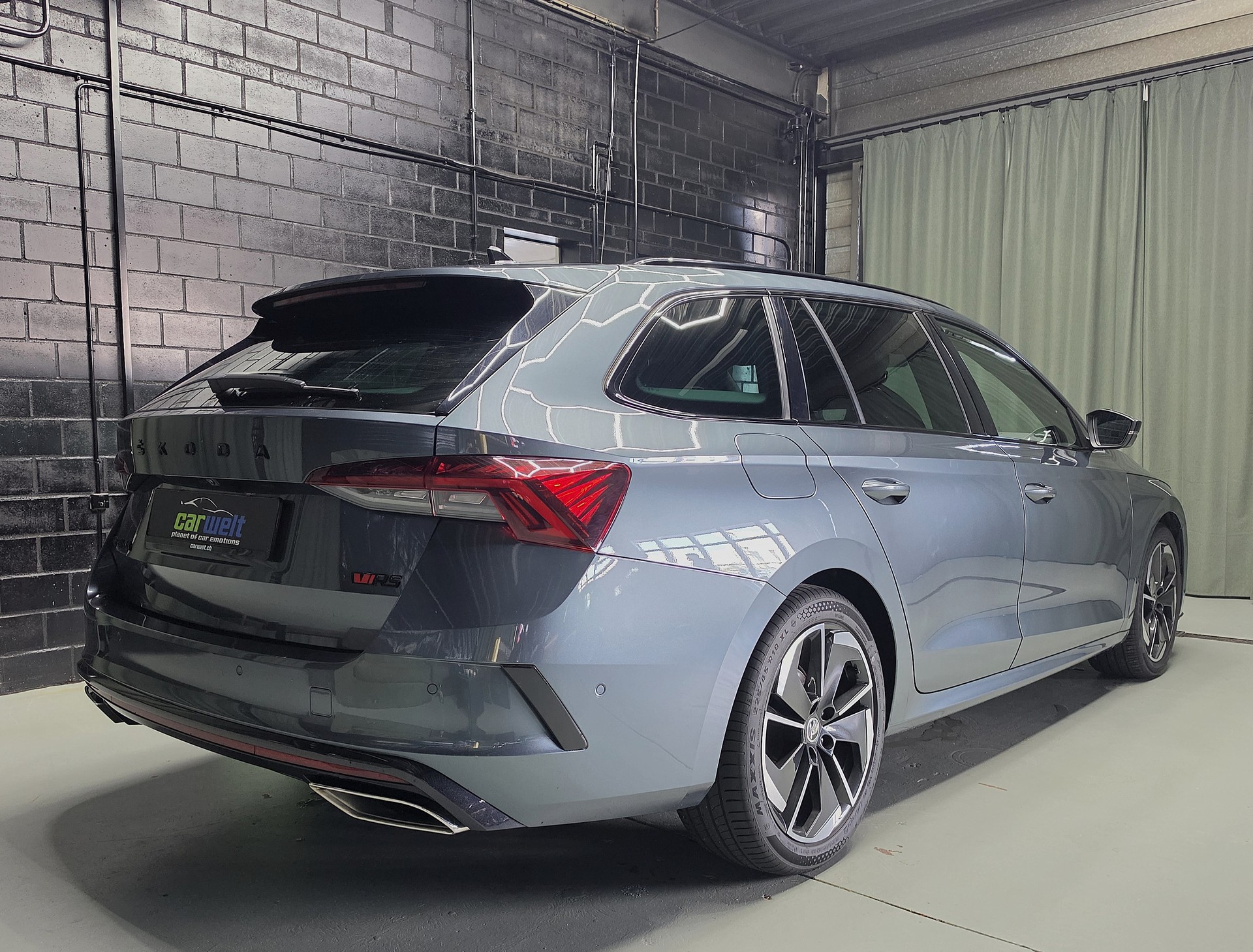 SKODA Octavia Combi 2.0 TDI DSG RS-image-2