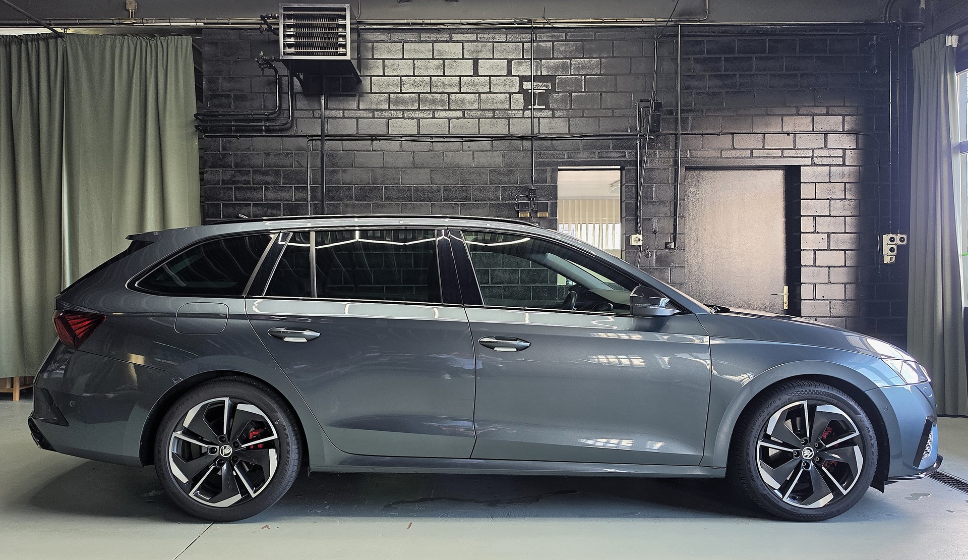 SKODA Octavia Combi 2.0 TDI DSG RS-image-1
