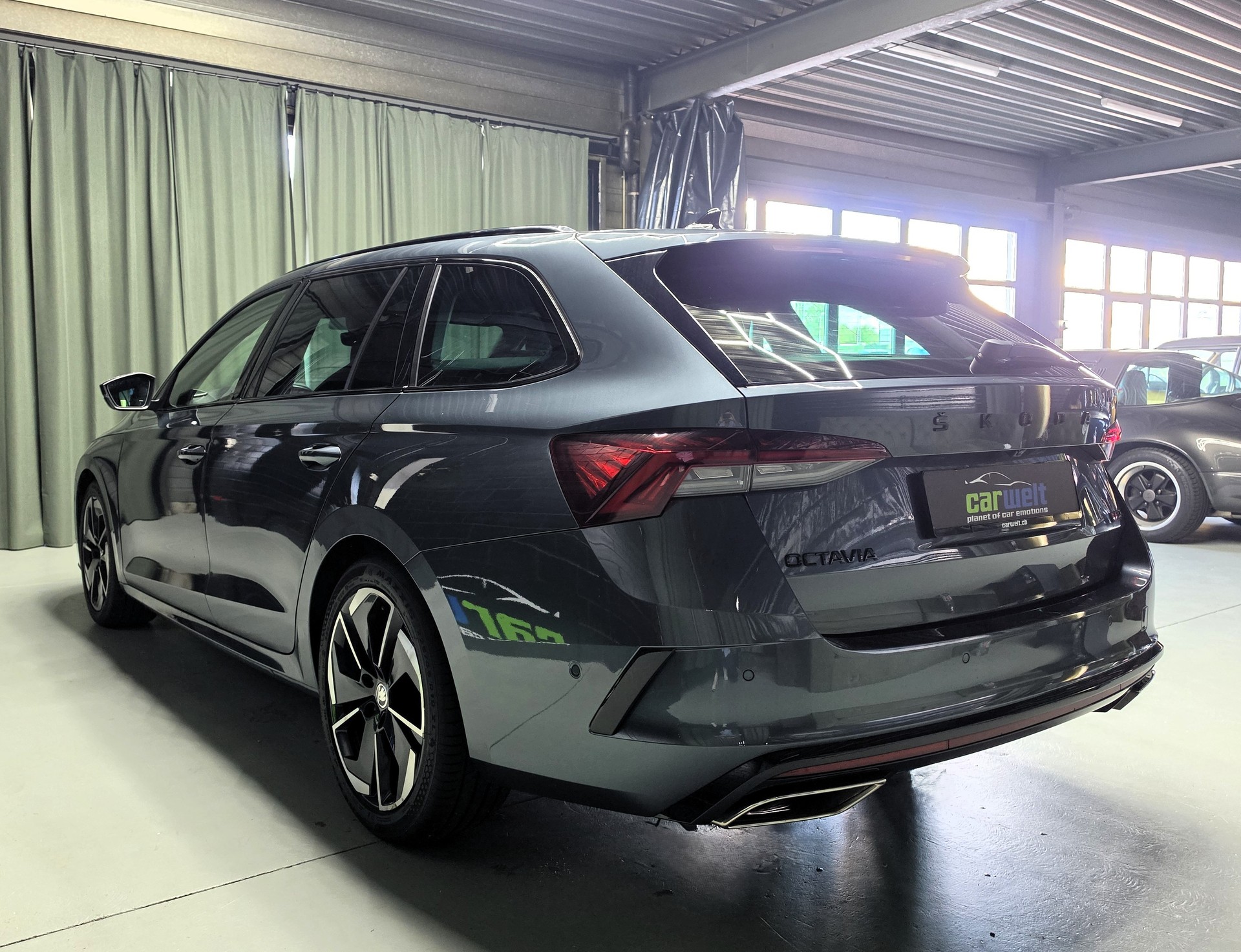 SKODA Octavia Combi 2.0 TDI DSG RS-image-8