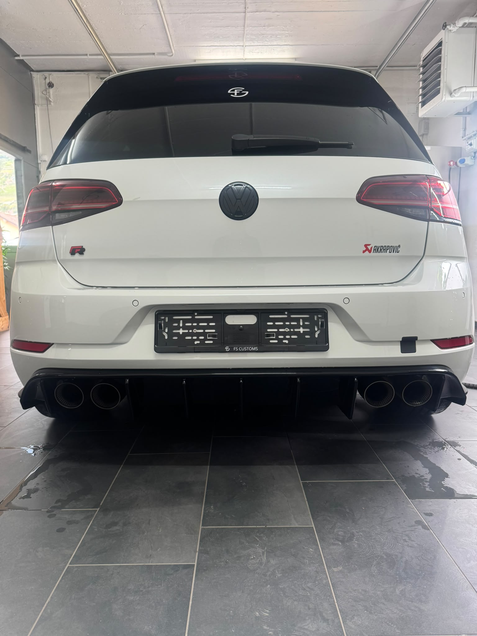 VW Golf 2.0 TSI R 4Motion DSG-image-2