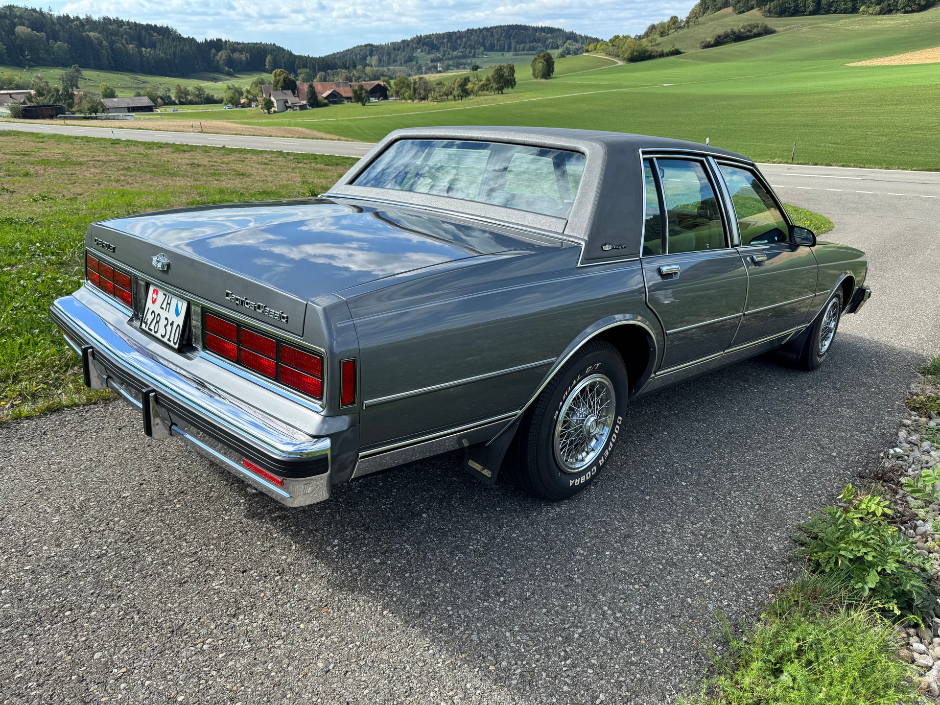 CHEVROLET 5.0 V8 Brougham Sedan-image-2