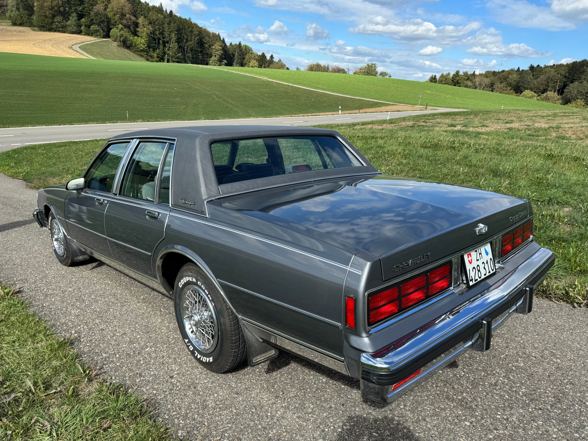 CHEVROLET 5.0 V8 Brougham Sedan-image-3