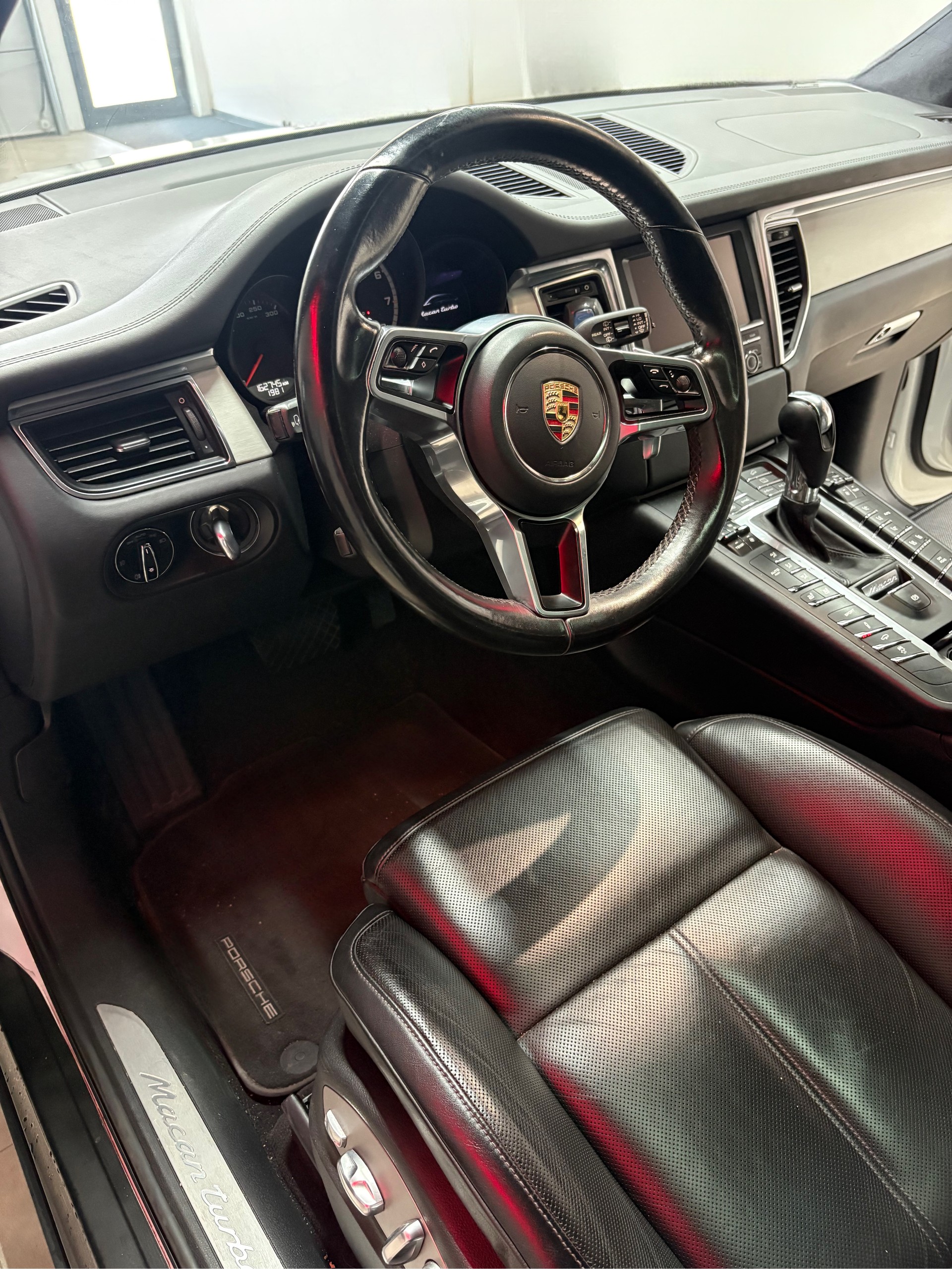 PORSCHE Macan Turbo PDK-image-10