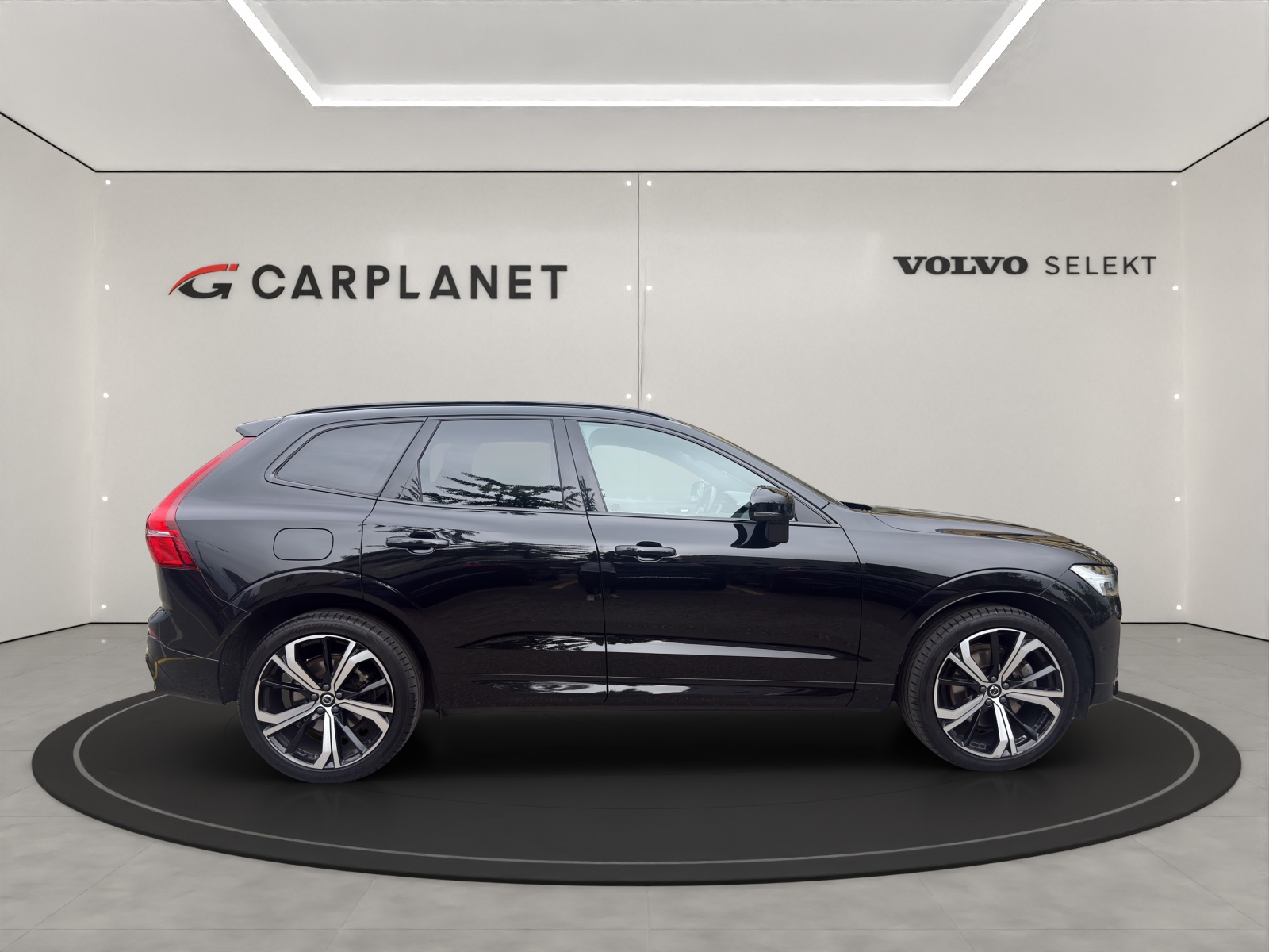 VOLVO XC60 2.0 B4 MH Plus Dark AWD-image-1
