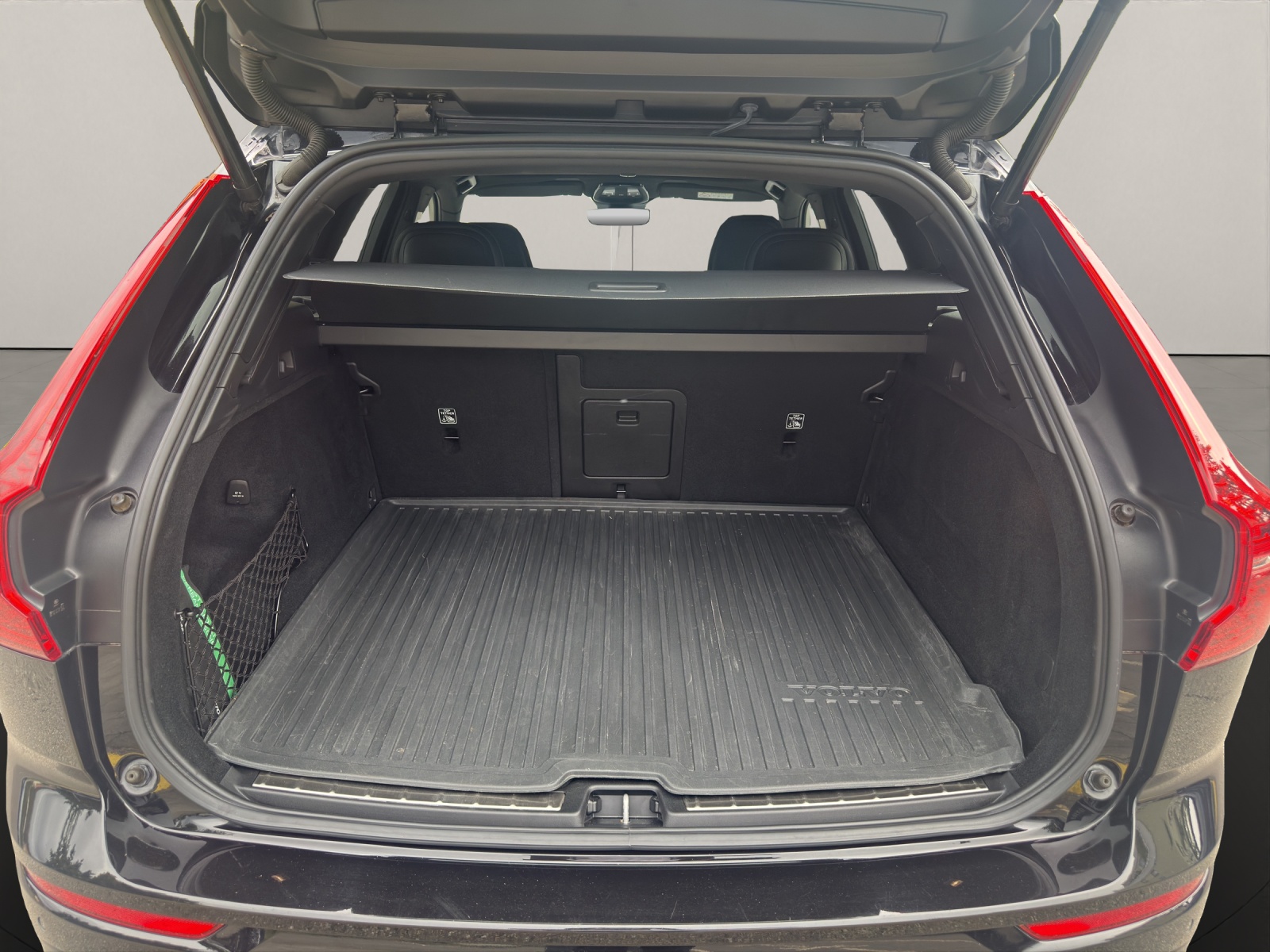 VOLVO XC60 2.0 B4 MH Plus Dark AWD-image-5