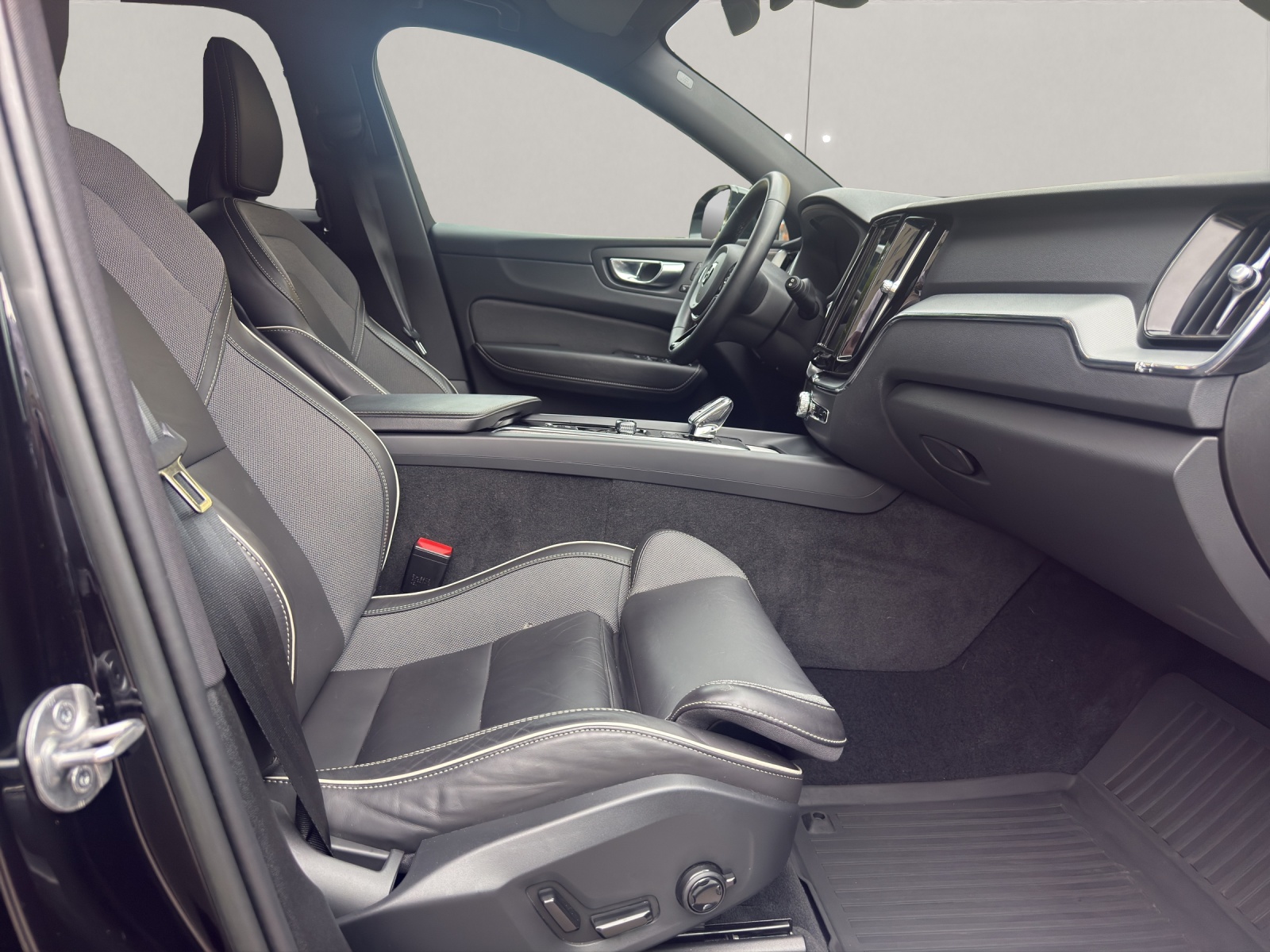 VOLVO XC60 2.0 B4 MH Plus Dark AWD-image-9